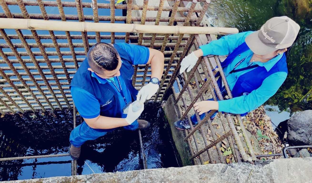 El Ministerio de Salud continúa con la toma de muestras de agua para determinar origen del brote de enfermadad neurológica aguda. (Foto Prensa Libre: Ministerio de Salud)
