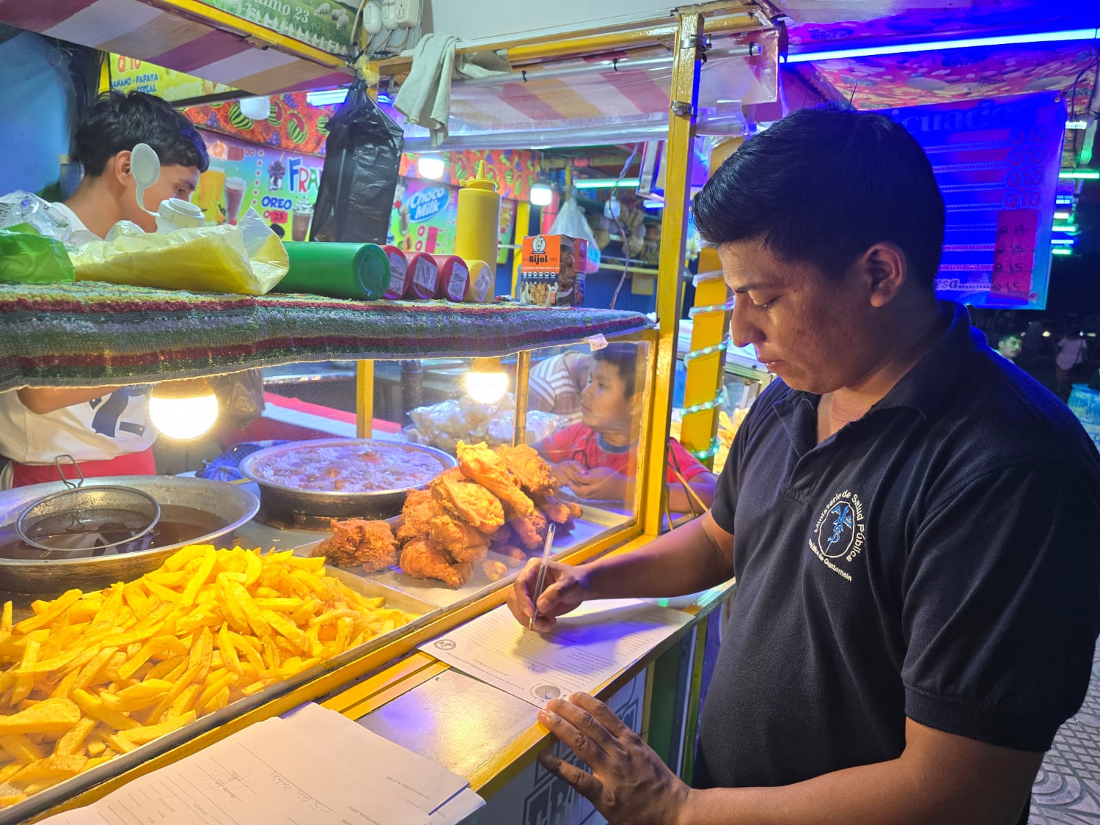 Autoridades de Salud efectúan inspecciones en ventas de alimentos para constatar que mantienen medidas de higiene. (Foto Prensa Libre: MSPAS)