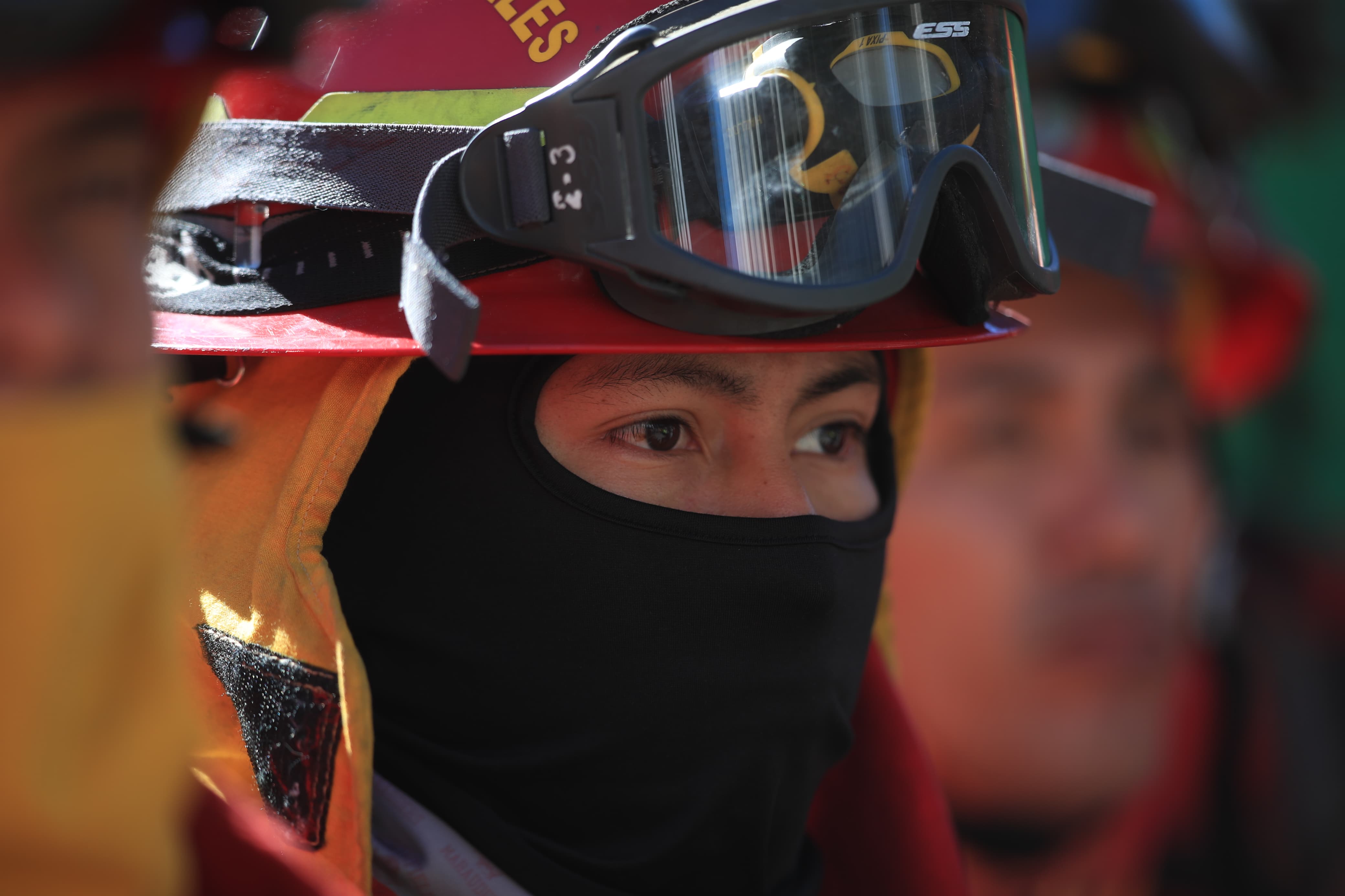 Bomberos se alistan para combatir el incendio en el Volcán de Agua. (Foto Prensa Libre: Carlos Hernández Ovalle)