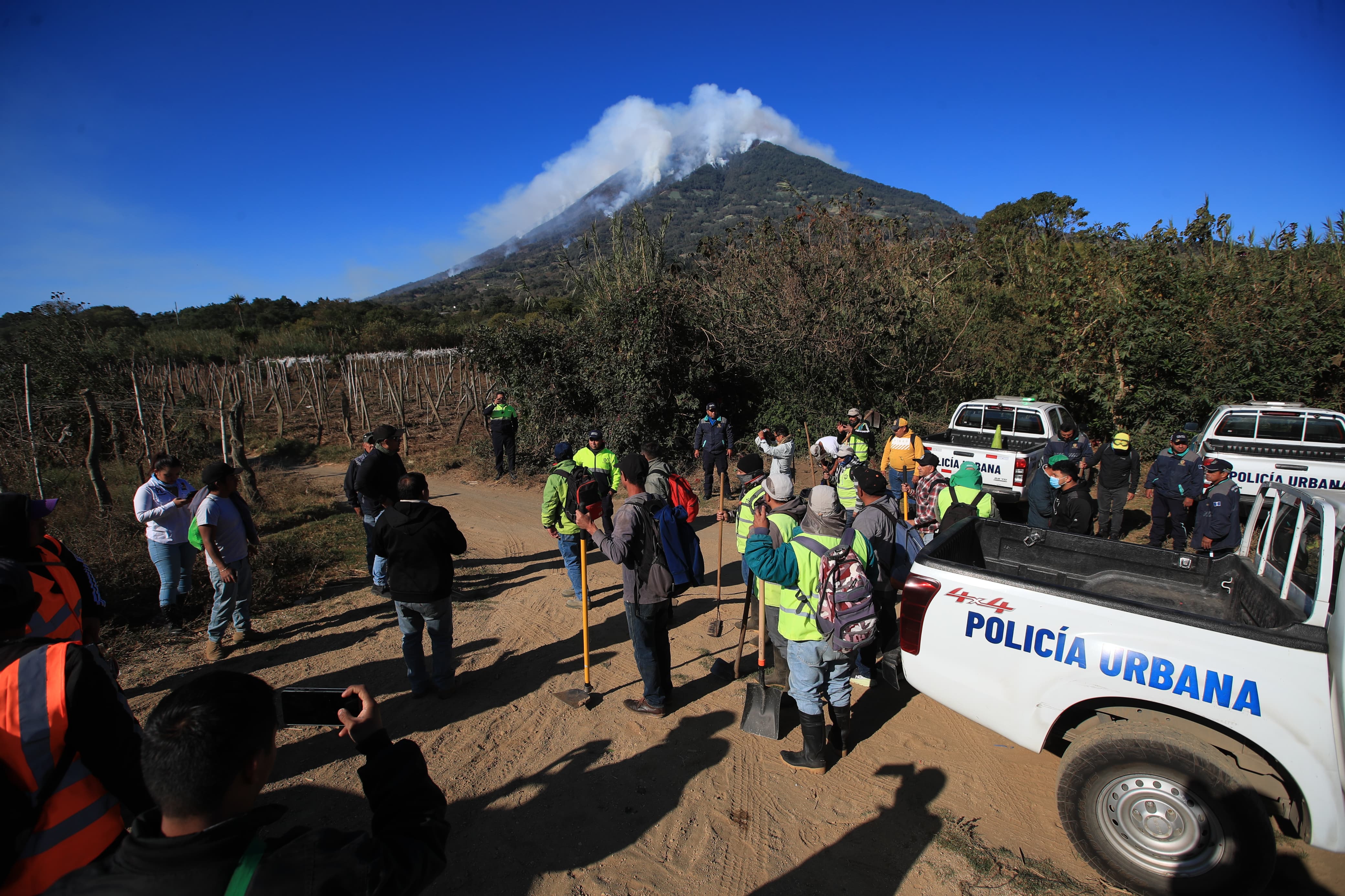 Socorristas se preparan para subir a combatir el incendio en el Volcán de Agua. (Foto Prensa Libre: Carlos Hernández Ovalle)