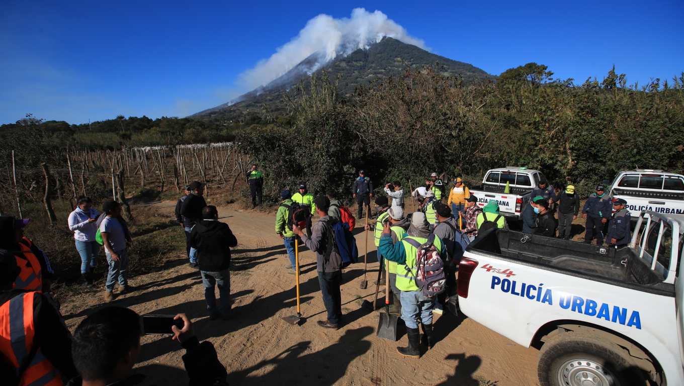 Socorristas se preparan para subir a combatir el incendio en el Volcán de Agua. (Foto Prensa Libre: Carlos Hernández Ovalle)