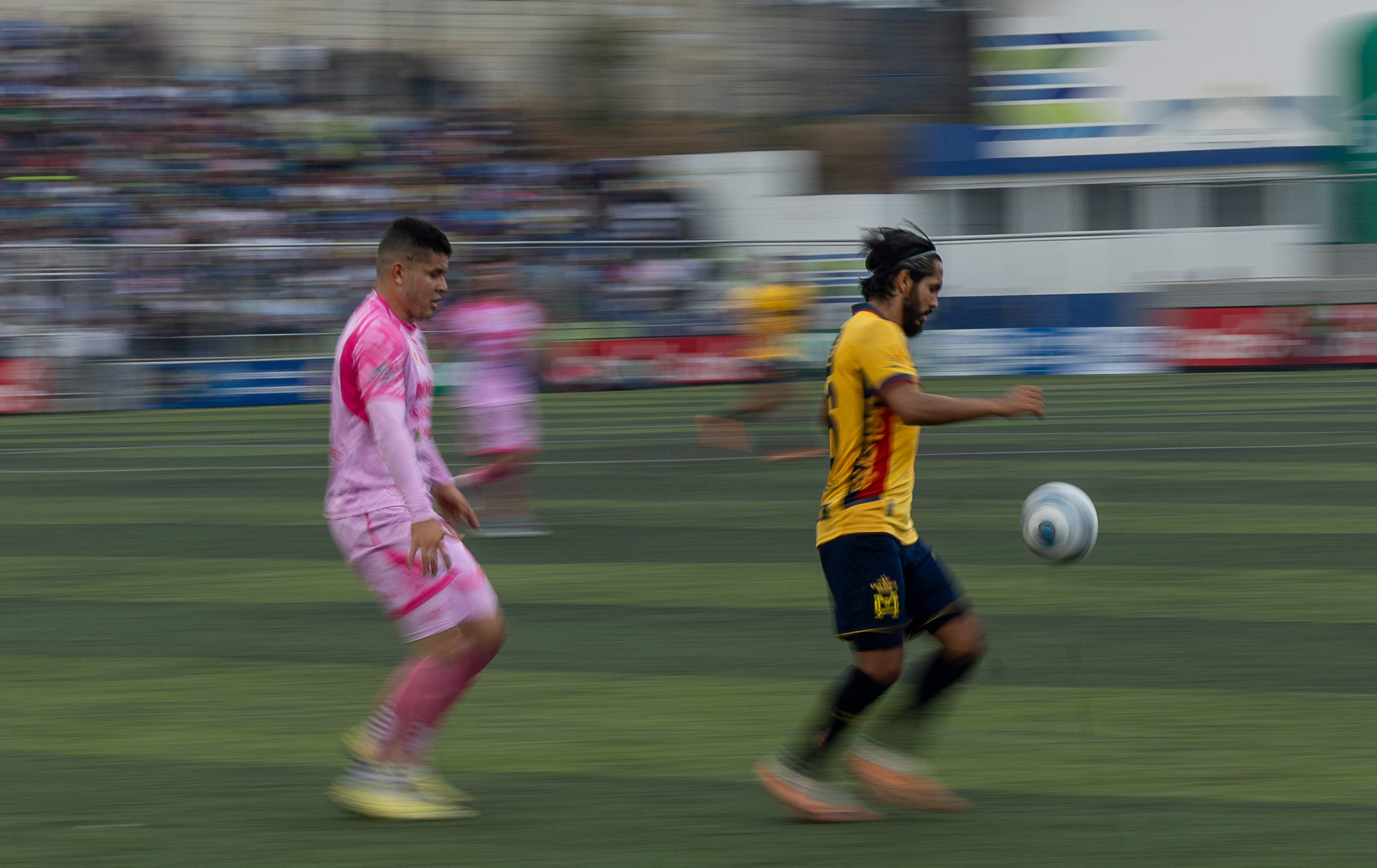 El volante del Municipal, José Morales controla el balón ante el defensor del Mixco, Andrés Palma.