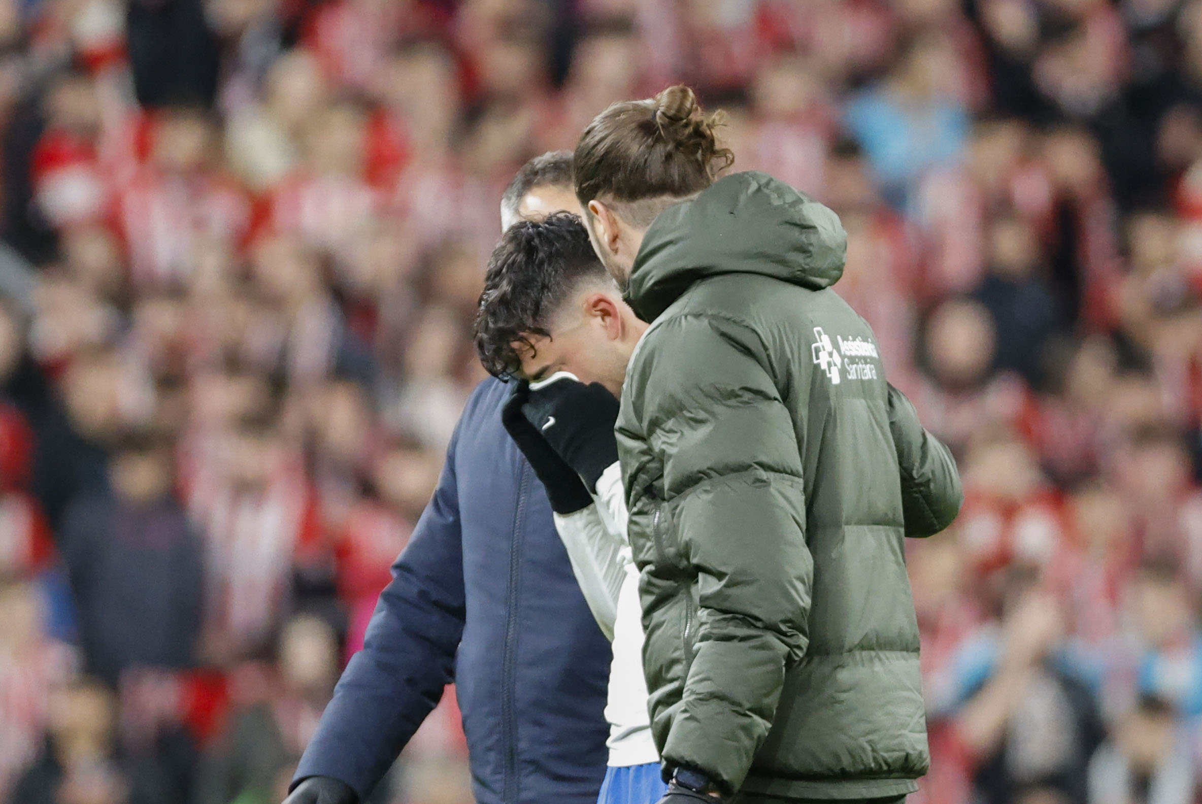 El centrocampista del FC Barcelona Pedri (i) se retira lesionado durante el duelo entre el Athletic Club y el FC Barcelona en el estadio de San Mamés. (Foto Prensa Libre: EFE)