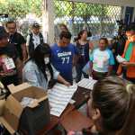Miles de salvadoreños acudieron a las urnas para participar en elecciones municipales y del Parlacen. (Foto Prensa Libre: EFE)