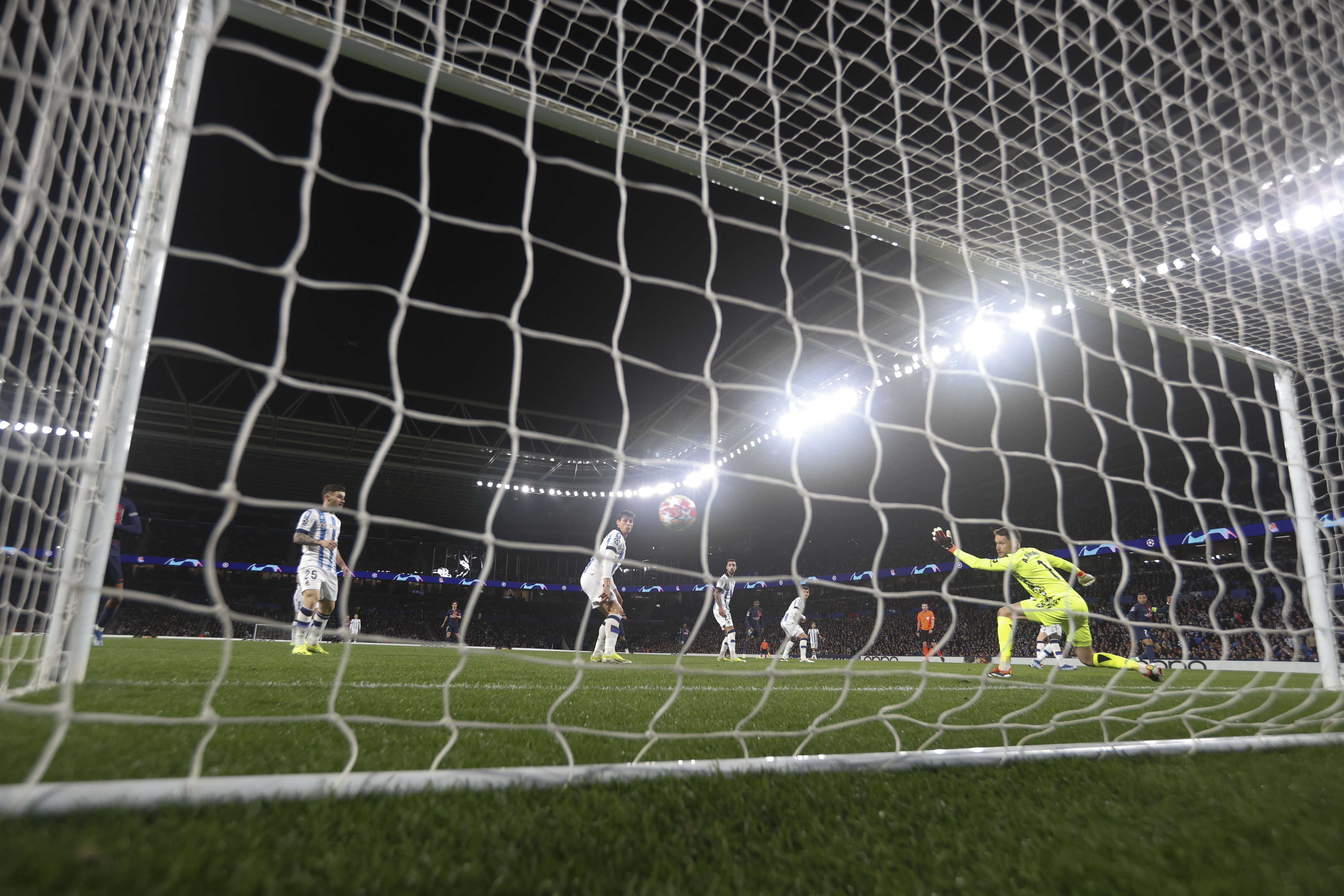 Rompió la red: El gol de Mbappé en Champions League que pausó el partido