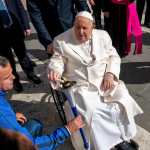 El papa Francisco enciende este miércoles, tras la audiencia general en la Plaza de San Pedro, en Ciudad del Vaticano. (Prensa Libre: AFP)