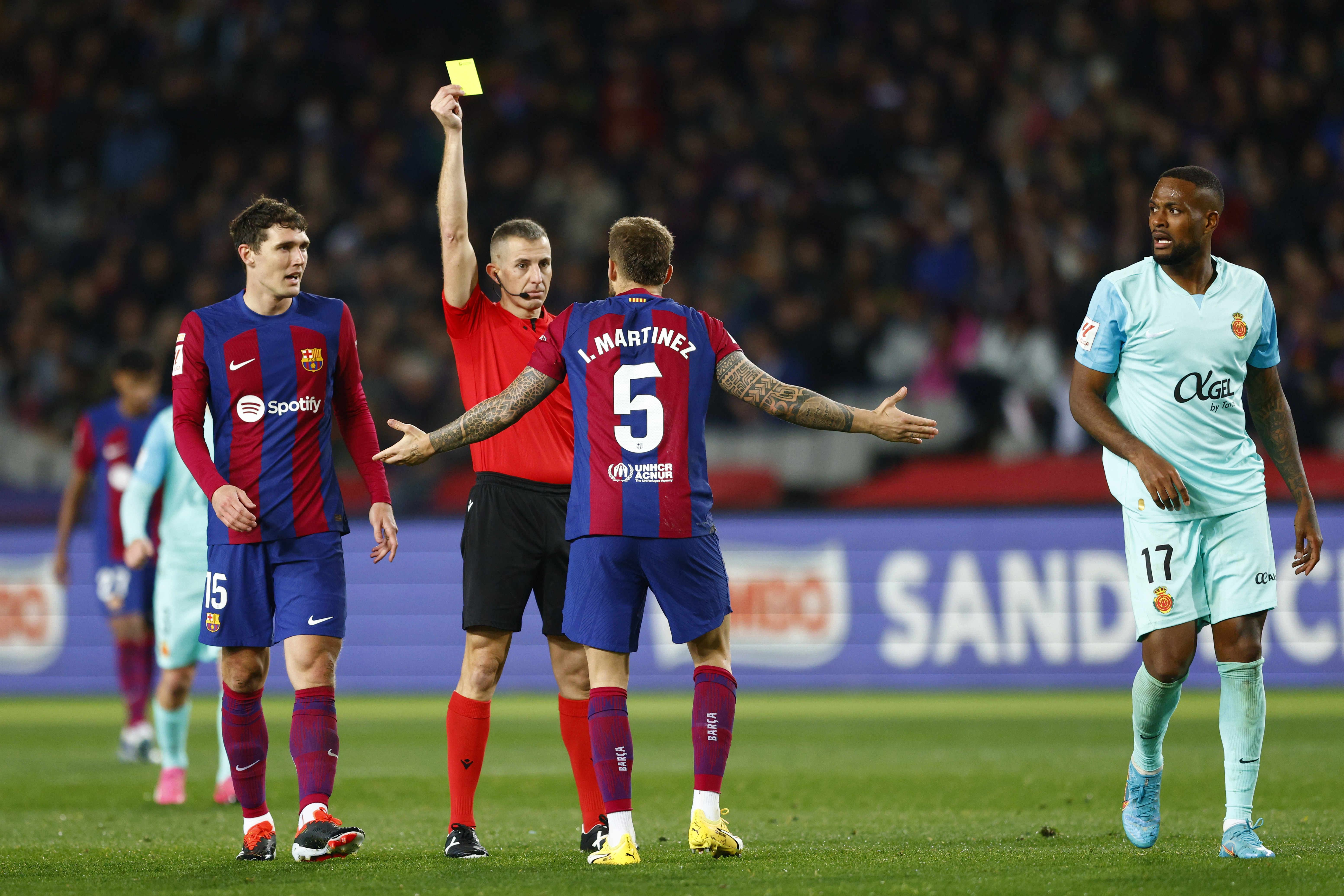 El defensa del FC Barcelona, Íñigo Martínez, durante el encuentro correspondiente a la jornada 28 de primera división que FC Barcelona y Mallorca disputan hoy viernes en el estadio Lluis Companys, en Barcelona.