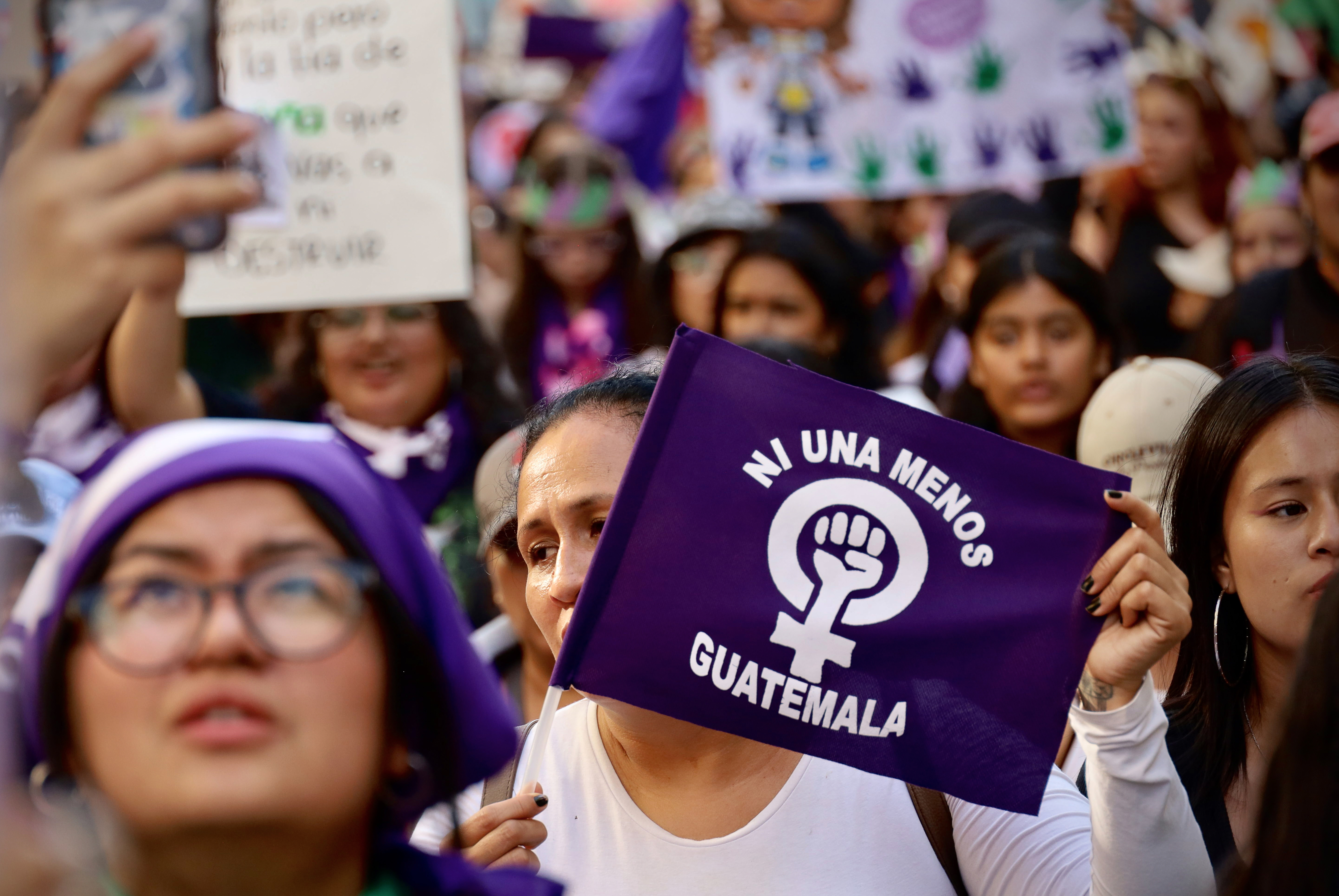 AME6856. CIUDAD DE GUATEMALA (GUATEMALA), 08/03/2024.- Mujeres se manifiestan durante una marcha del Día Internacional de la Mujer este viernes, en la Ciudad de Guatemala (Guatemala). Guatemala es el segundo país de Latinoamérica, después de Brasil, con más feminicidios en la región, según un informe divulgado este viernes por una organización humanitaria con motivo del Día Internacional de la Mujer. EFE/Andrea Godínez