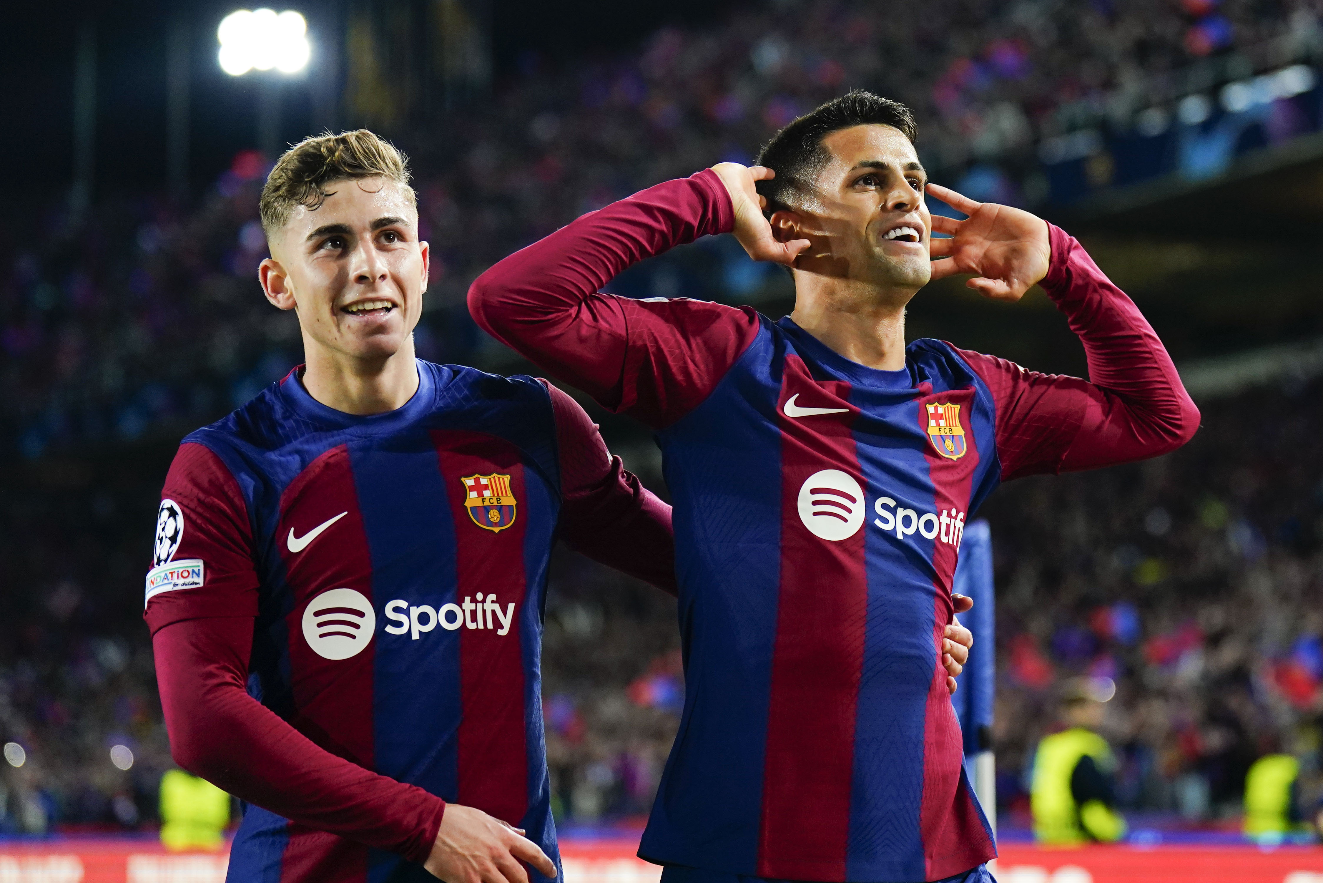 El defensa portugués del FC Barcelona Joao Cancelo celebra con Fermín López el segundo gol conseguido ante el Napoli.