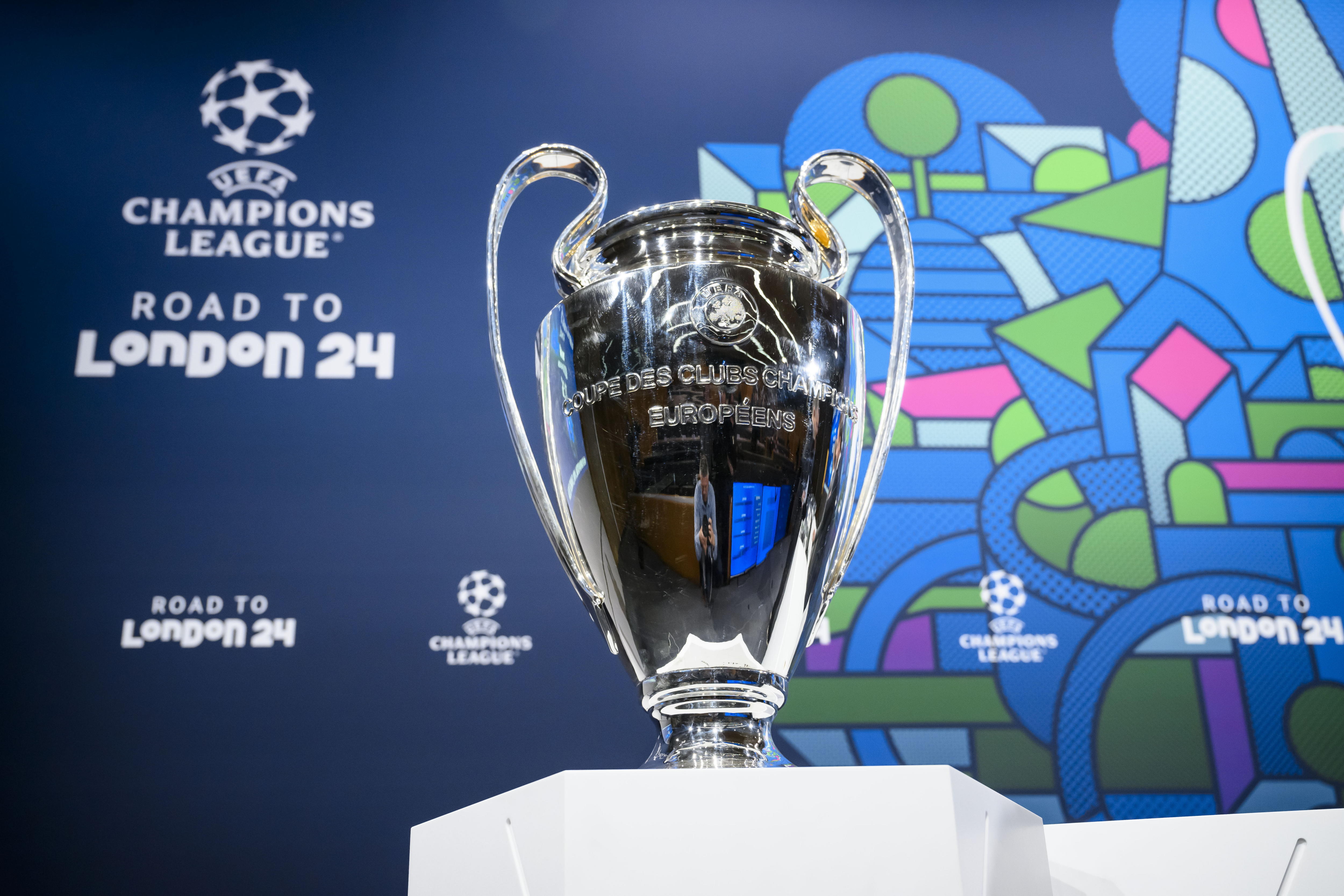 El trofeo de la Liga de Campeones se muestra durante el sorteo de los cuartos de final de la UEFA Champions League en la sede de la UEFA en Nyon, Suiza.