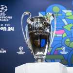 El trofeo de la Liga de Campeones se muestra durante el sorteo de los cuartos de final de la UEFA Champions League en la sede de la UEFA en Nyon, Suiza.