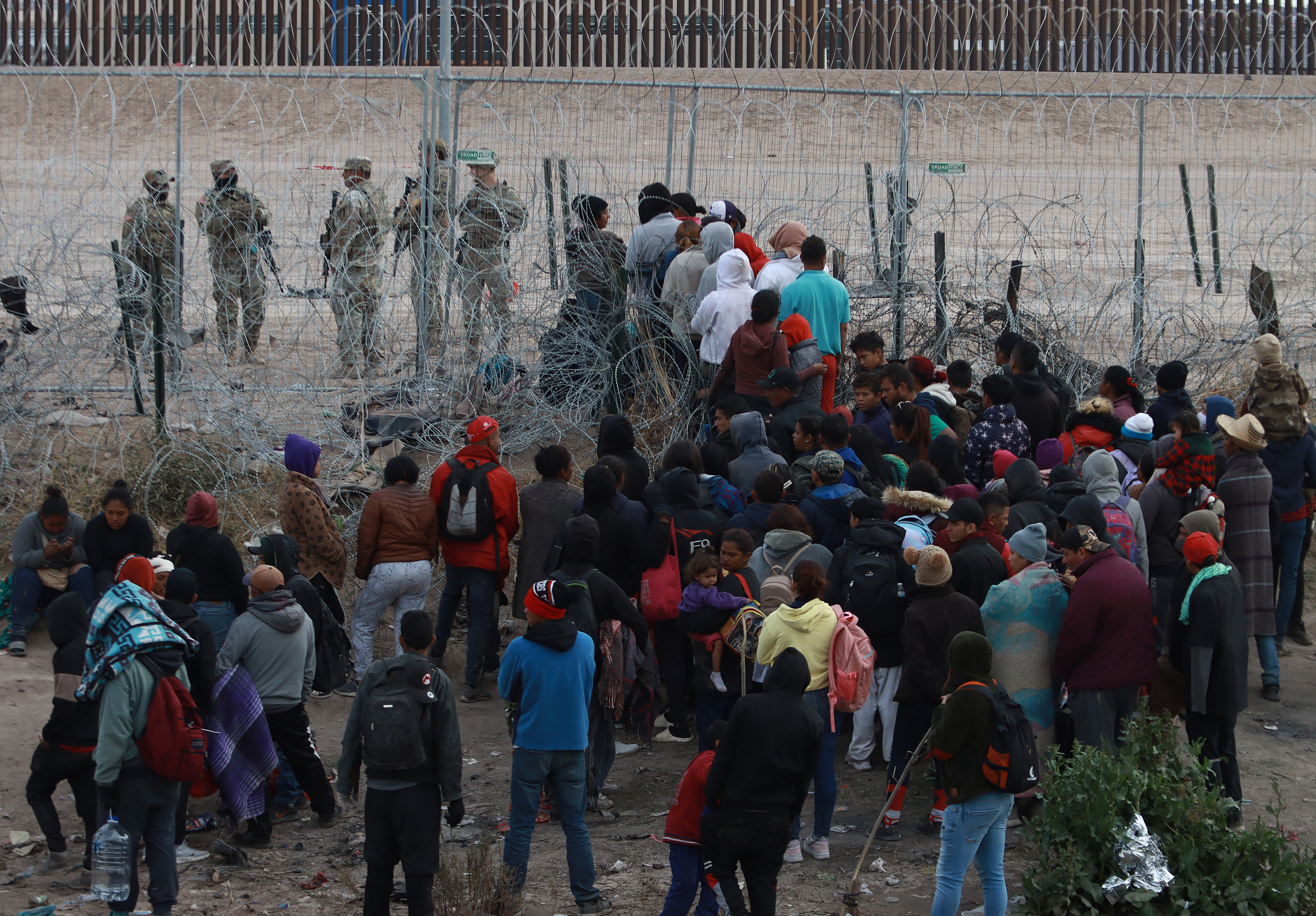 Autoridades estadounidenses buscan reducir la migración irregular con apoyo económico a países latinoamericanos. (Foto Prensa Libre: EFE/ Luis Torres)