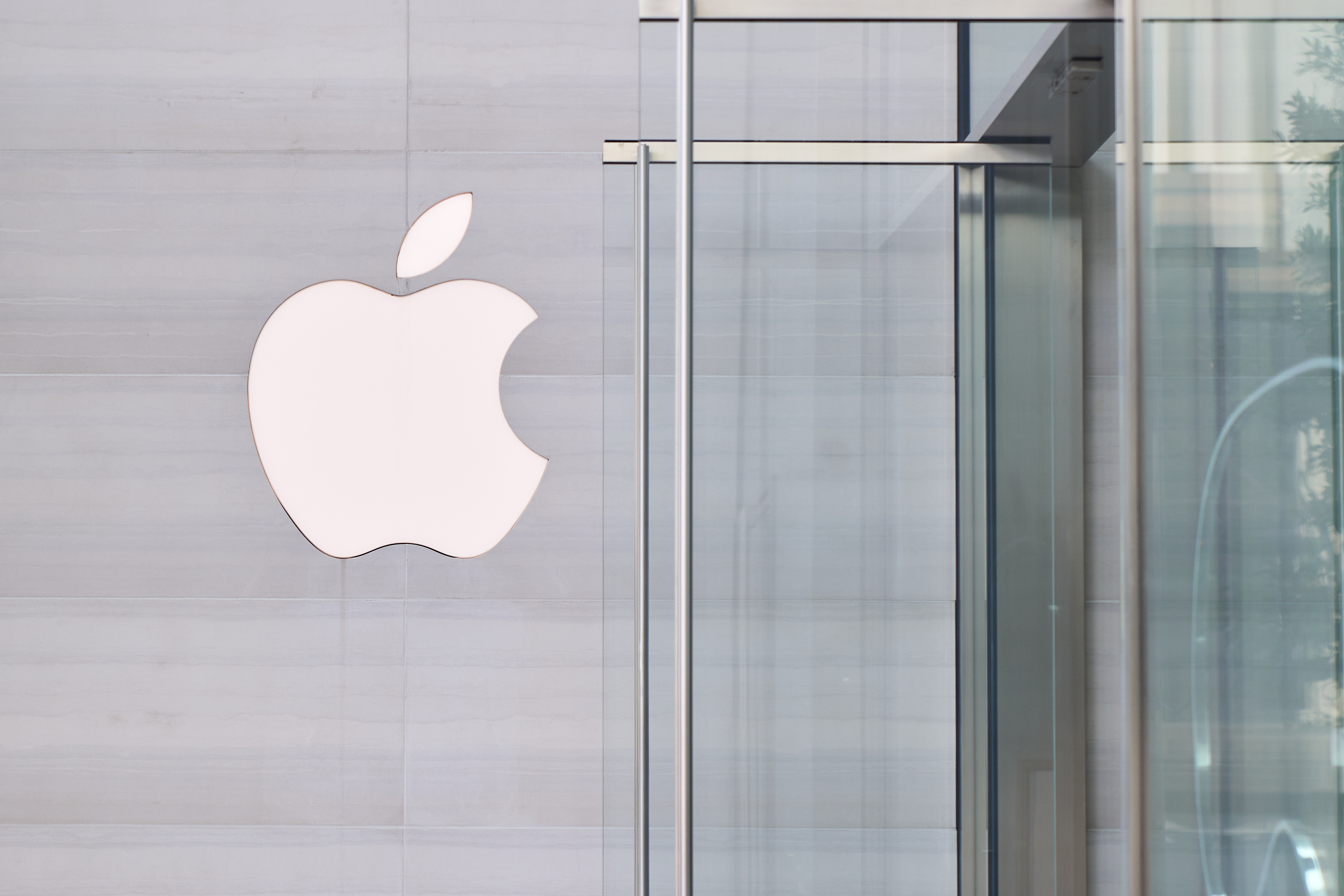 Más de 600 empleados de Apple serán despedidos en mayo.