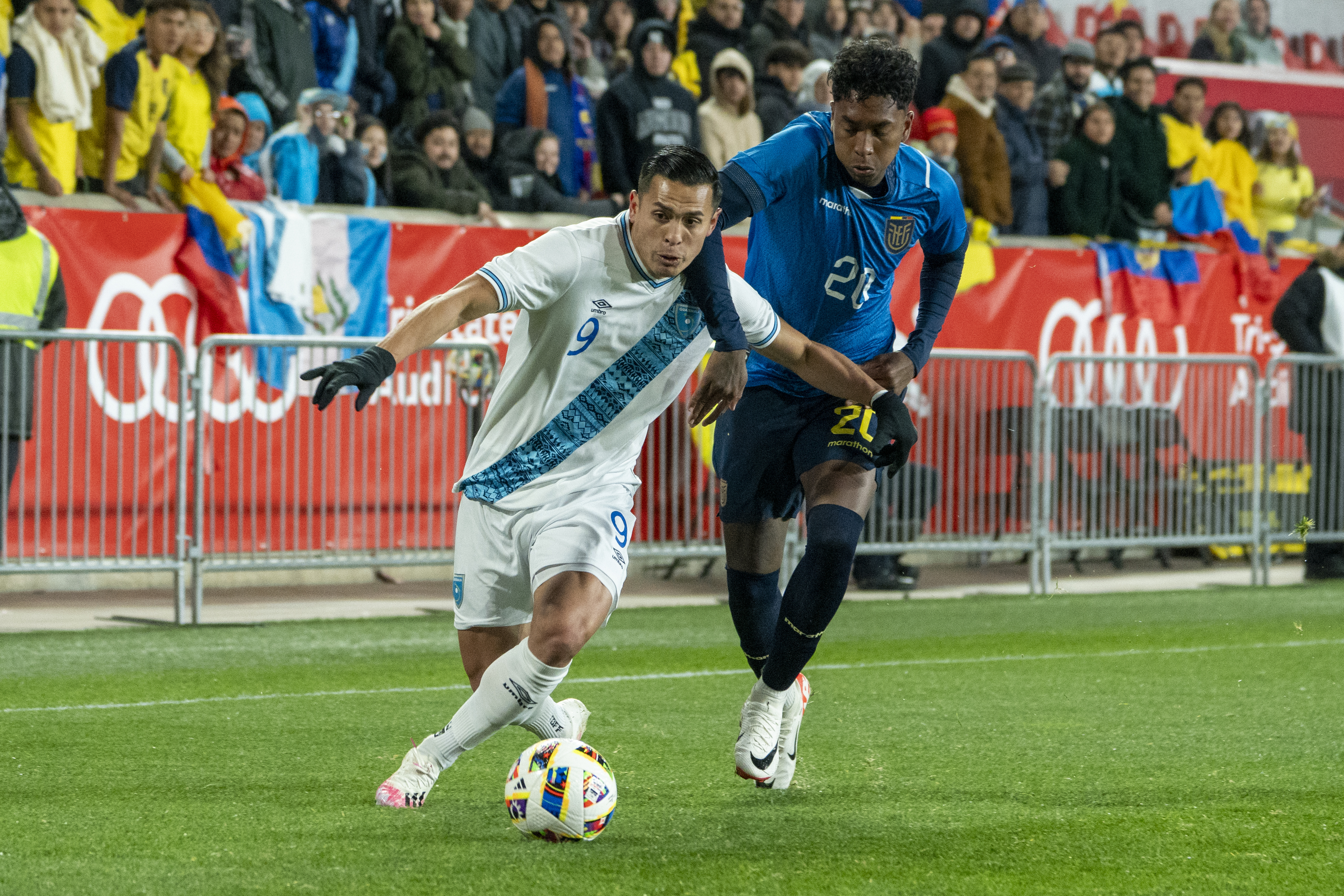AME813. NUEVA JERSEY (ESTADOS UNIDOS), 21/03/2024.- Rubio Rubín (i) de Guatemala disputa el balón con Leo Realpe de Ecuador, este jueves durante un amistoso internacional disputado en el estadio Red Bull Arena, en Nueva Jersey (Estados Unidos). EFE/ Angel Colmenares