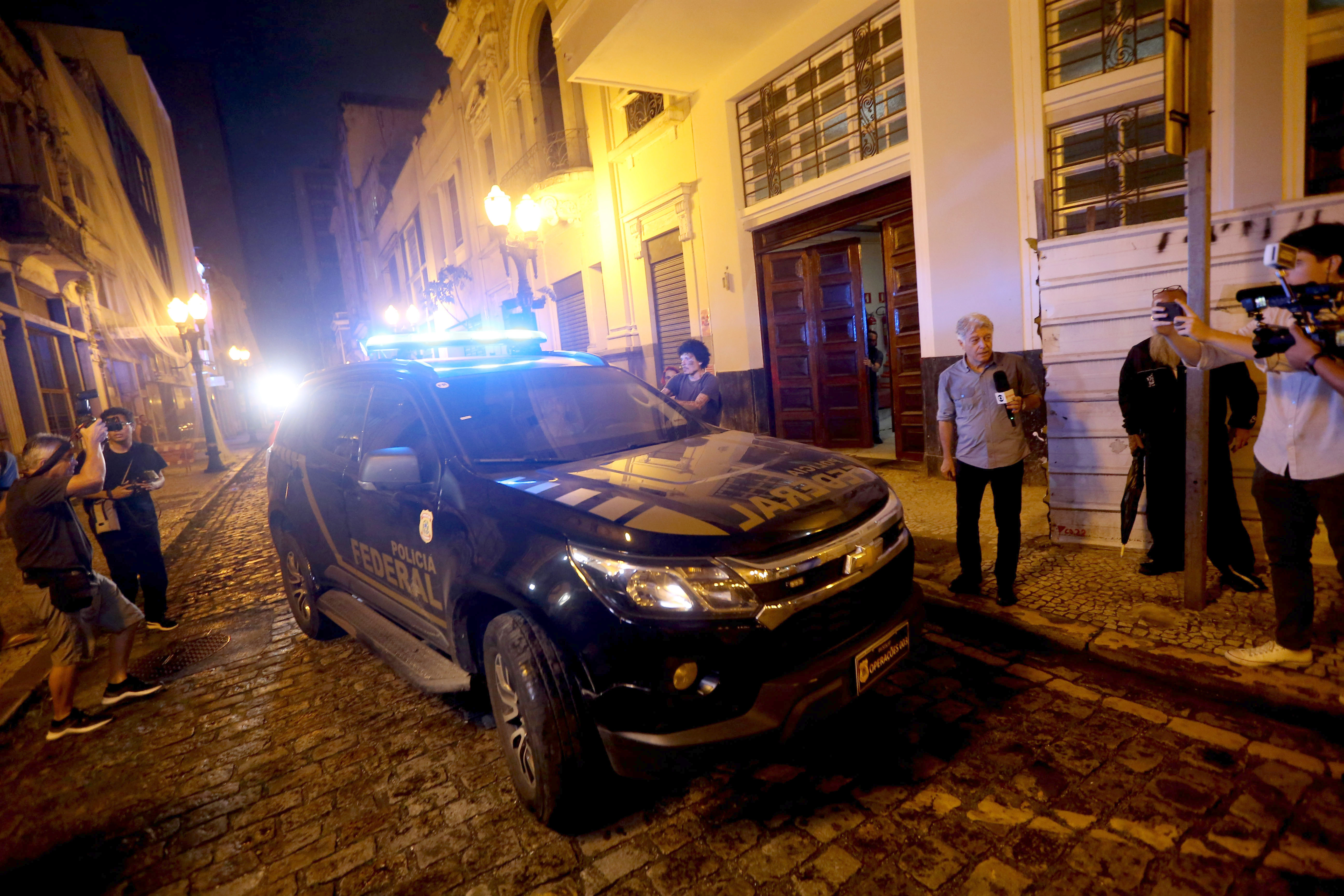 Fotografía que muestra el vehículo de la policía donde es transportado el exfutbolista Robson de Souza 'Robinho', al ser arrestado este jueves.