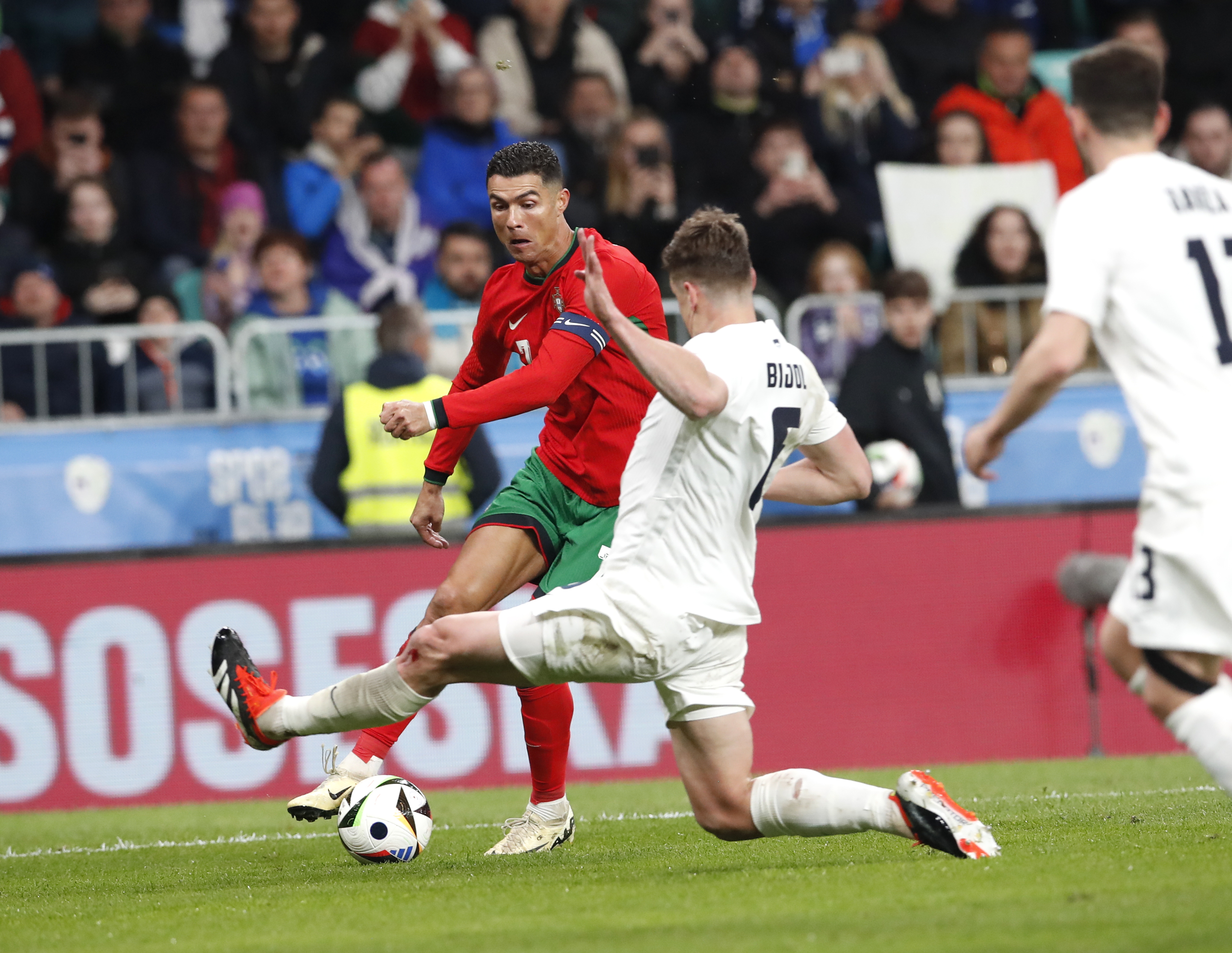 Cristiano Ronaldo de Portugal en acción contra Eslovenia.