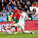 Cristiano Ronaldo de Portugal en acción contra Eslovenia.