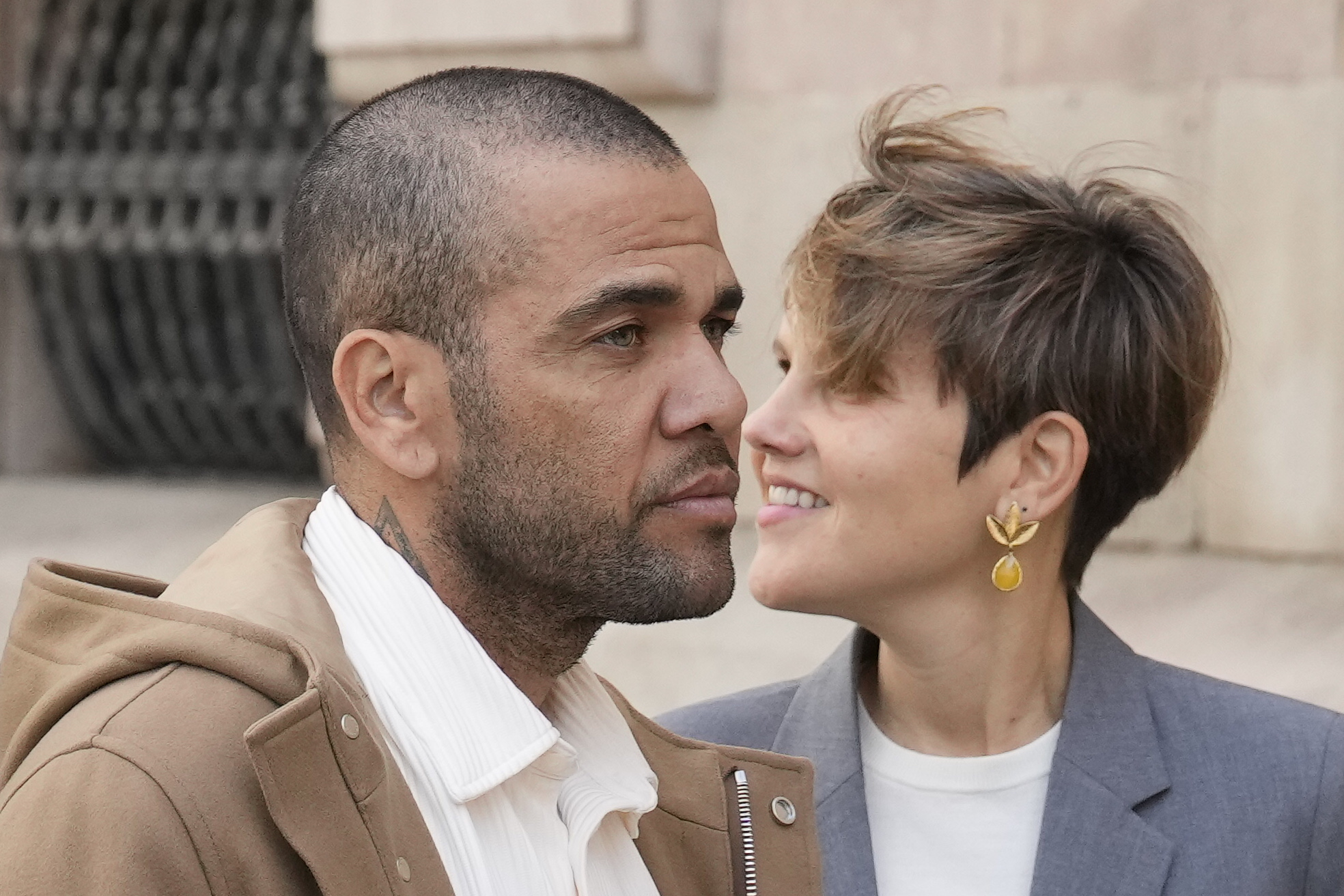 Alves en juzgados españoles rodeado de gritos e insultos