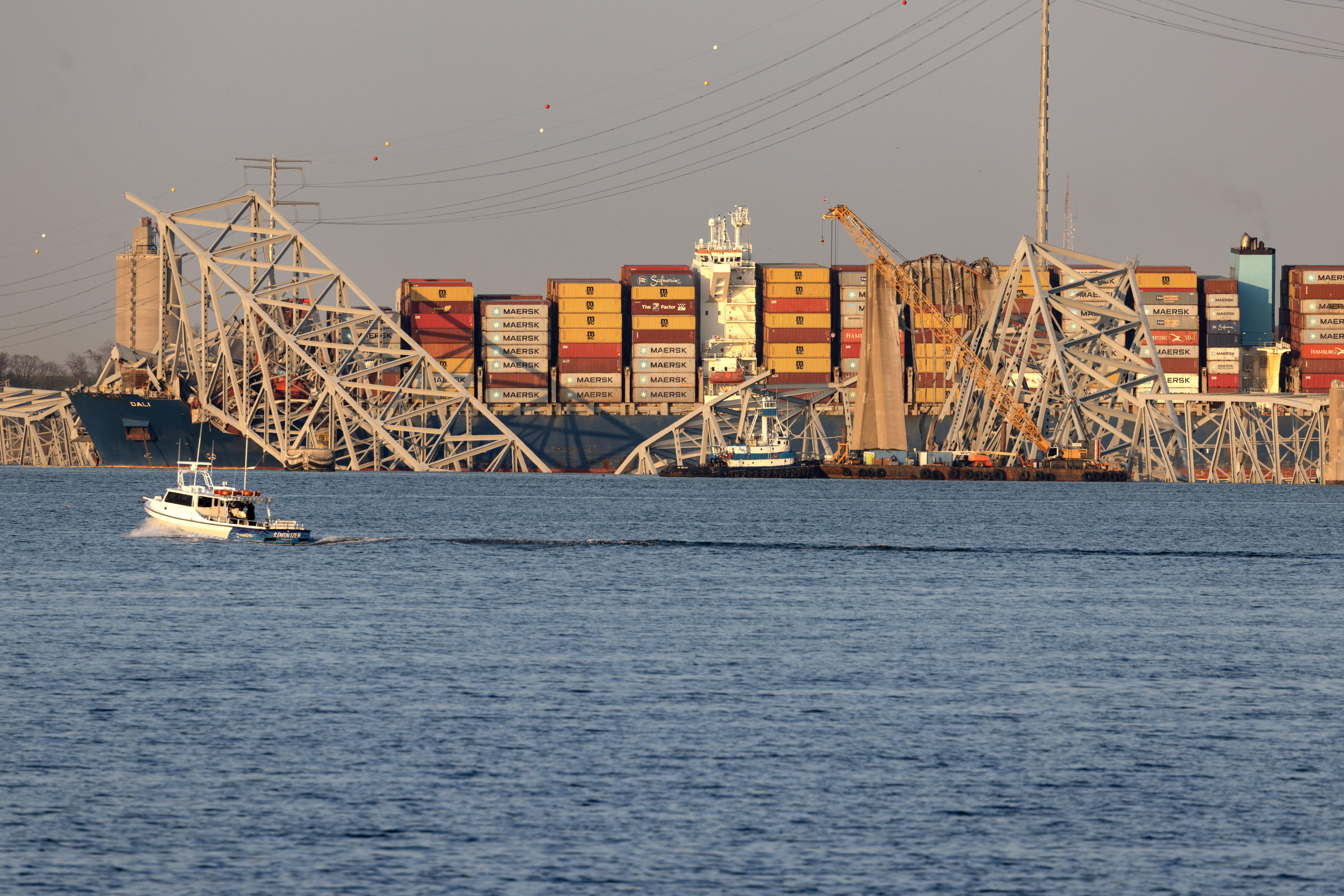 La grúa más grande de la costa Este de EE.UU. llega a Baltimore para labores de limpieza