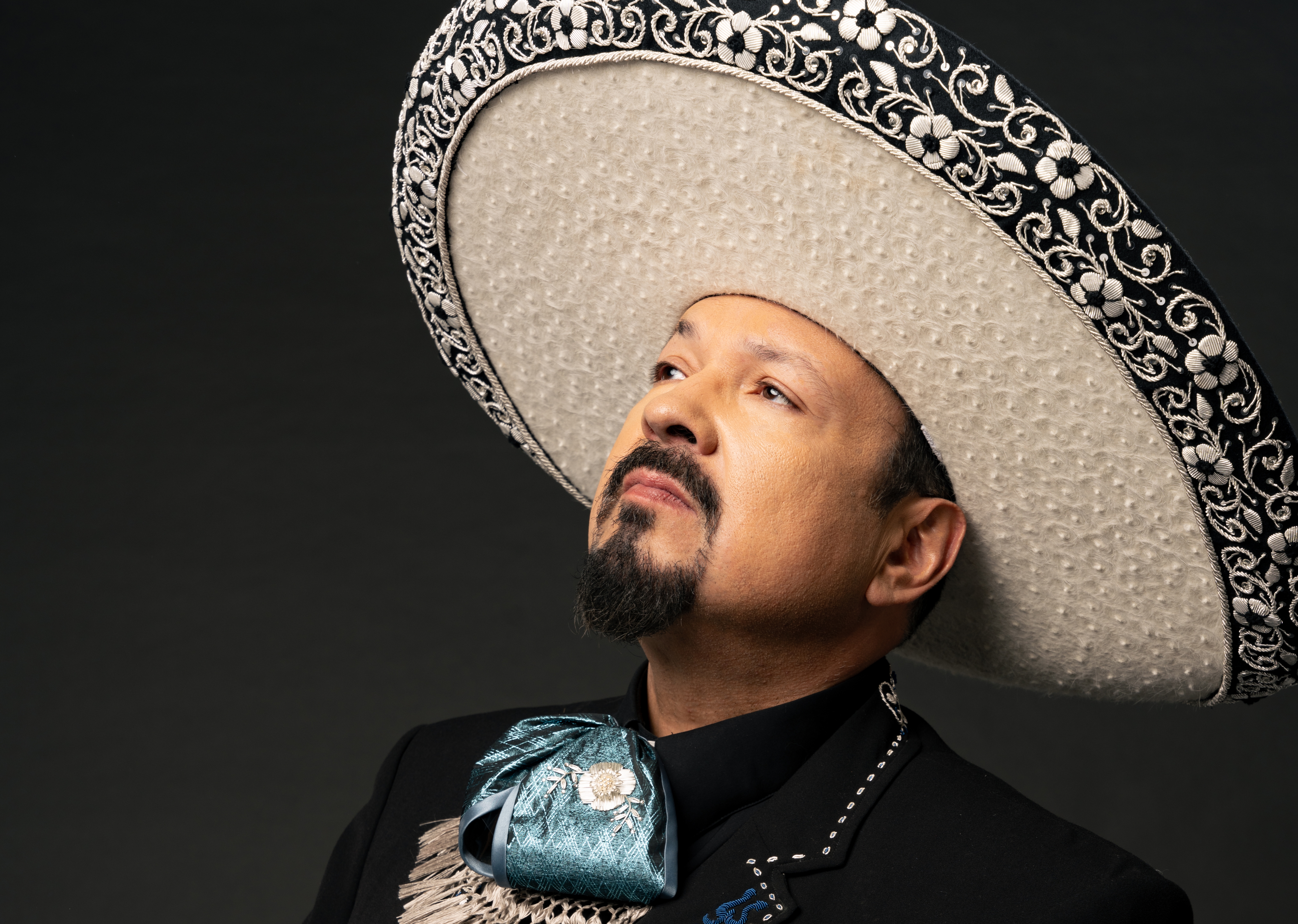 USA3469. MIAMI (ESTADOS UNIDOS), 29/03/2024.- Fotografía cedida por French Toast Agency donde aparece el cantante mexicoestadounidense Pepe Aguilar, quien publicó este viernes el sencillo 'Corazón a medio día', un nuevo tema que lanza el mismo día en que comenzará en California su gira 'Jaripeo hasta los huesos'. El sencillo sale al mercado acompañado de un video que muestra a Aguilar en la piel de un científico que junto a un grupo de colegas logran "estabilizar el corazón de la humanidad". EFE/ French Toast Agency / SOLO USO EDITORIAL/ SOLO DISPONIBLE PARA ILUSTRAR LA NOTICIA QUE ACOMPAÑA (CRÉDITO OBLIGATORIO)