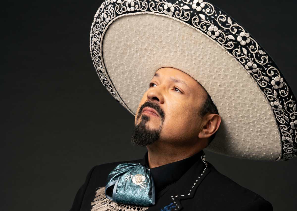 USA3469. MIAMI (ESTADOS UNIDOS), 29/03/2024.- Fotografía cedida por French Toast Agency donde aparece el cantante mexicoestadounidense Pepe Aguilar, quien publicó este viernes el sencillo 'Corazón a medio día', un nuevo tema que lanza el mismo día en que comenzará en California su gira 'Jaripeo hasta los huesos'. El sencillo sale al mercado acompañado de un video que muestra a Aguilar en la piel de un científico que junto a un grupo de colegas logran "estabilizar el corazón de la humanidad". EFE/ French Toast Agency / SOLO USO EDITORIAL/ SOLO DISPONIBLE PARA ILUSTRAR LA NOTICIA QUE ACOMPAÑA (CRÉDITO OBLIGATORIO)