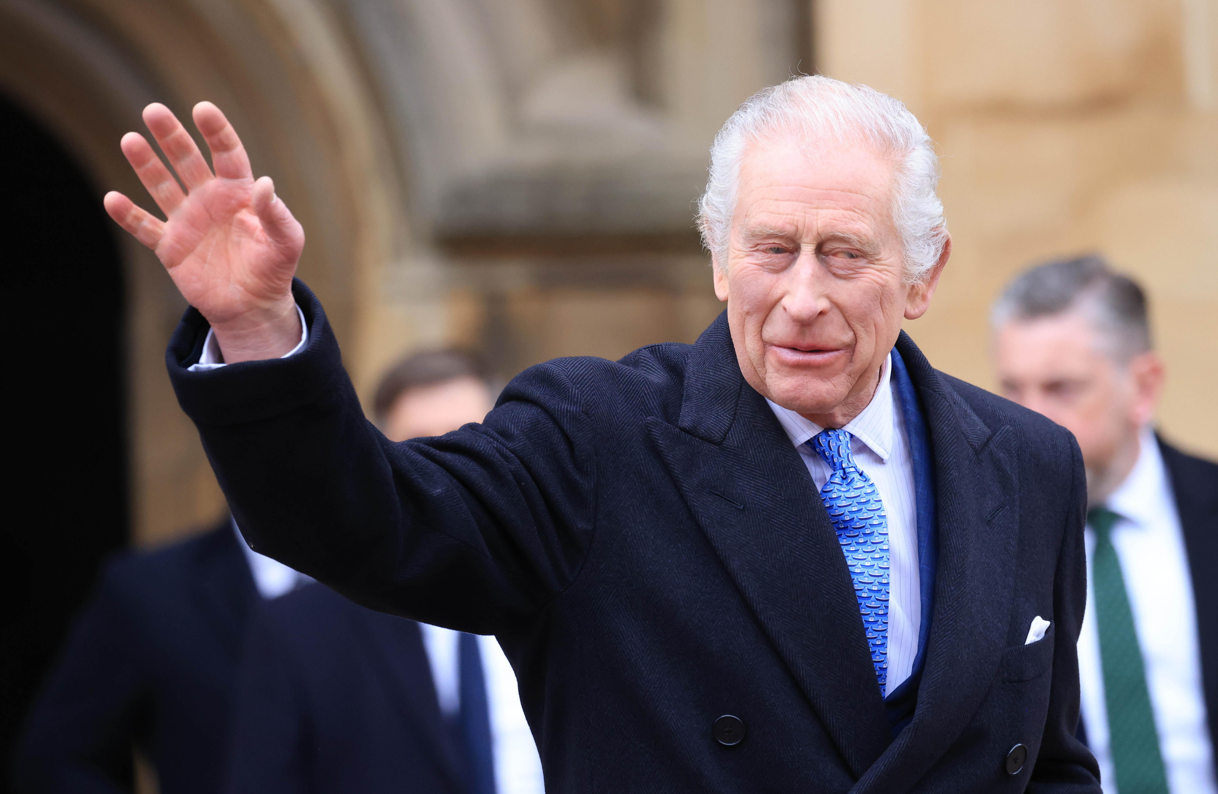 El rey de Gran Bretaña Carlos III saluda al salir del servicio religioso de Pascua en el castillo de Windsor en Windsor. 

(Foto Prensa Libre: EFE)
