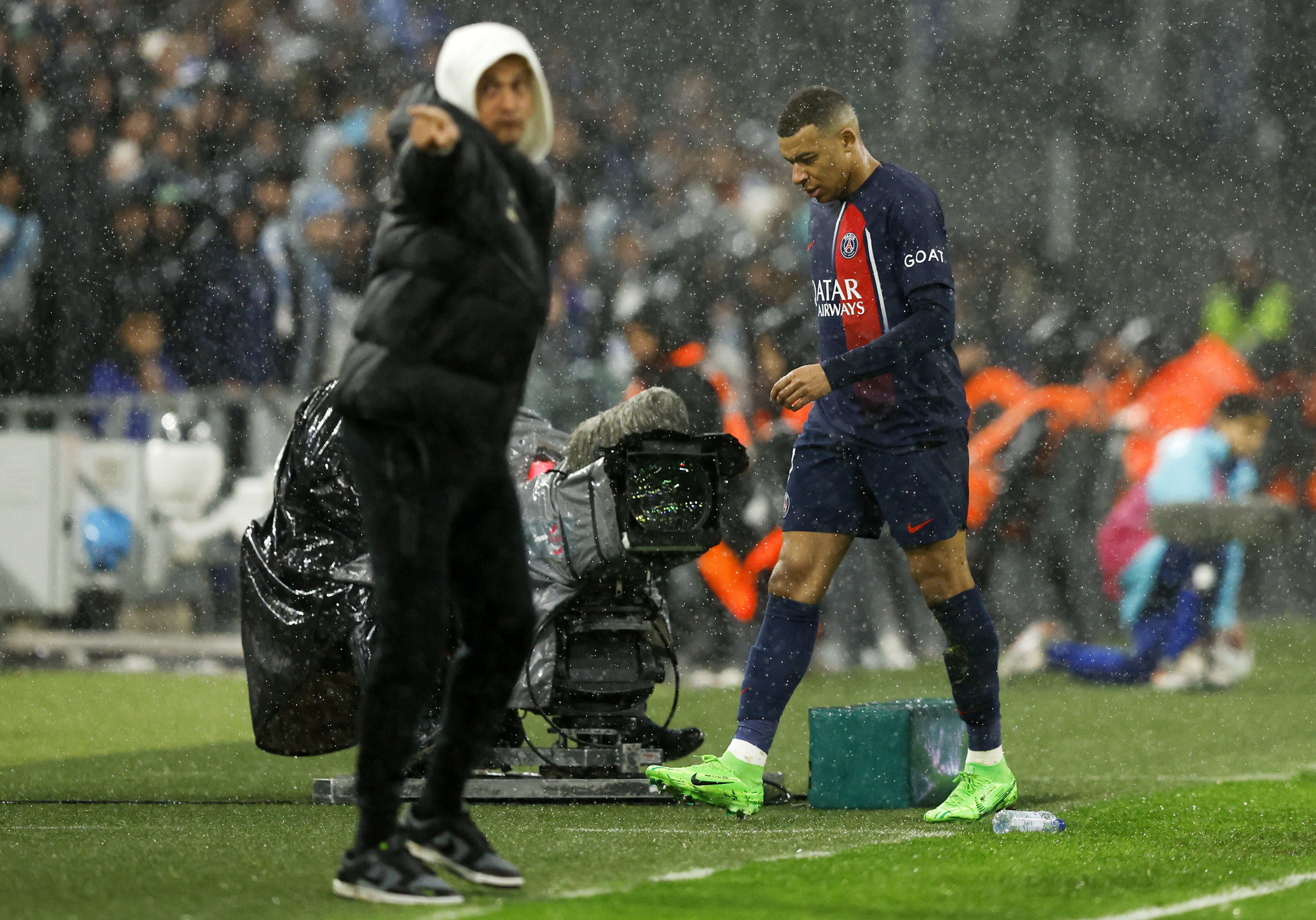 El delantero del PSG, Kylian Mbappé, es relevado en el duelo de la Ligue 1 ante el Olympique de Marsella. (Foto Prensa Libre: EFE)