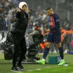 El delantero del PSG, Kylian Mbappé, es relevado en el duelo de la Ligue 1 ante el Olympique de Marsella. (Foto Prensa Libre: EFE)
