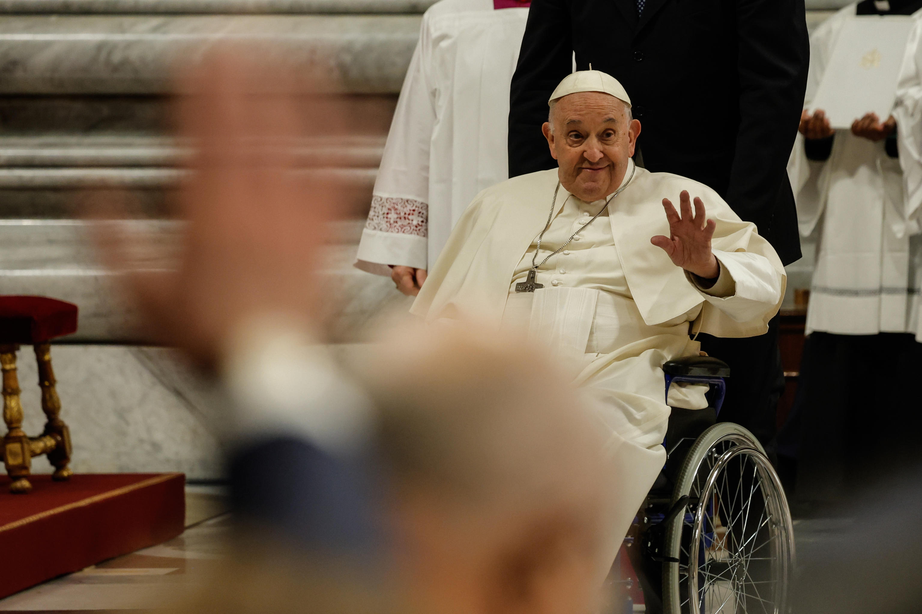 El papa Francisco, con pronóstico reservado, sale de estado crítico