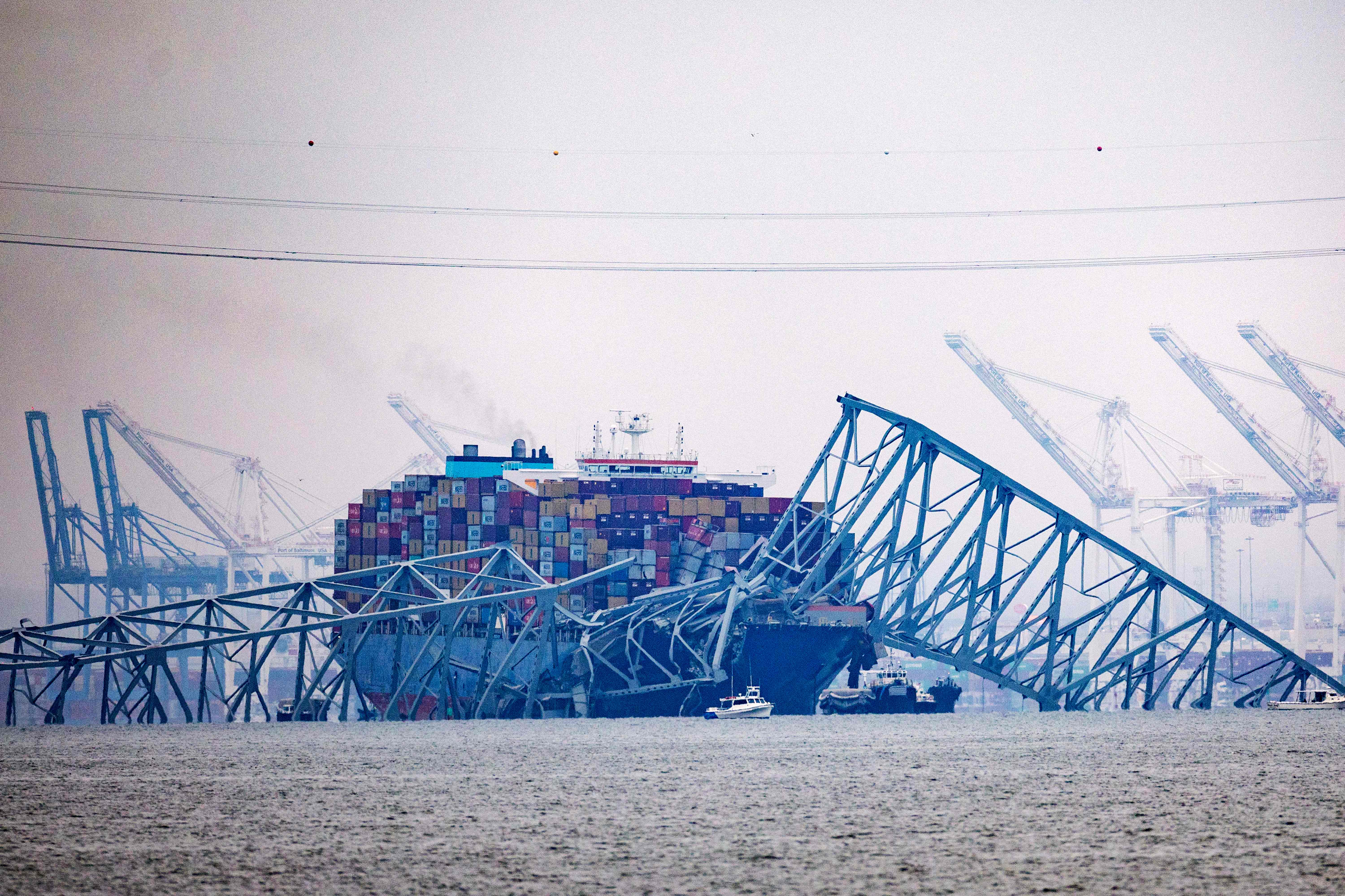 El carguero Dali se hunde en el agua tras chocar y derrumbarse el puente Francis Scott Key de Baltimore 
(Foto Prensa Libre: AFP)