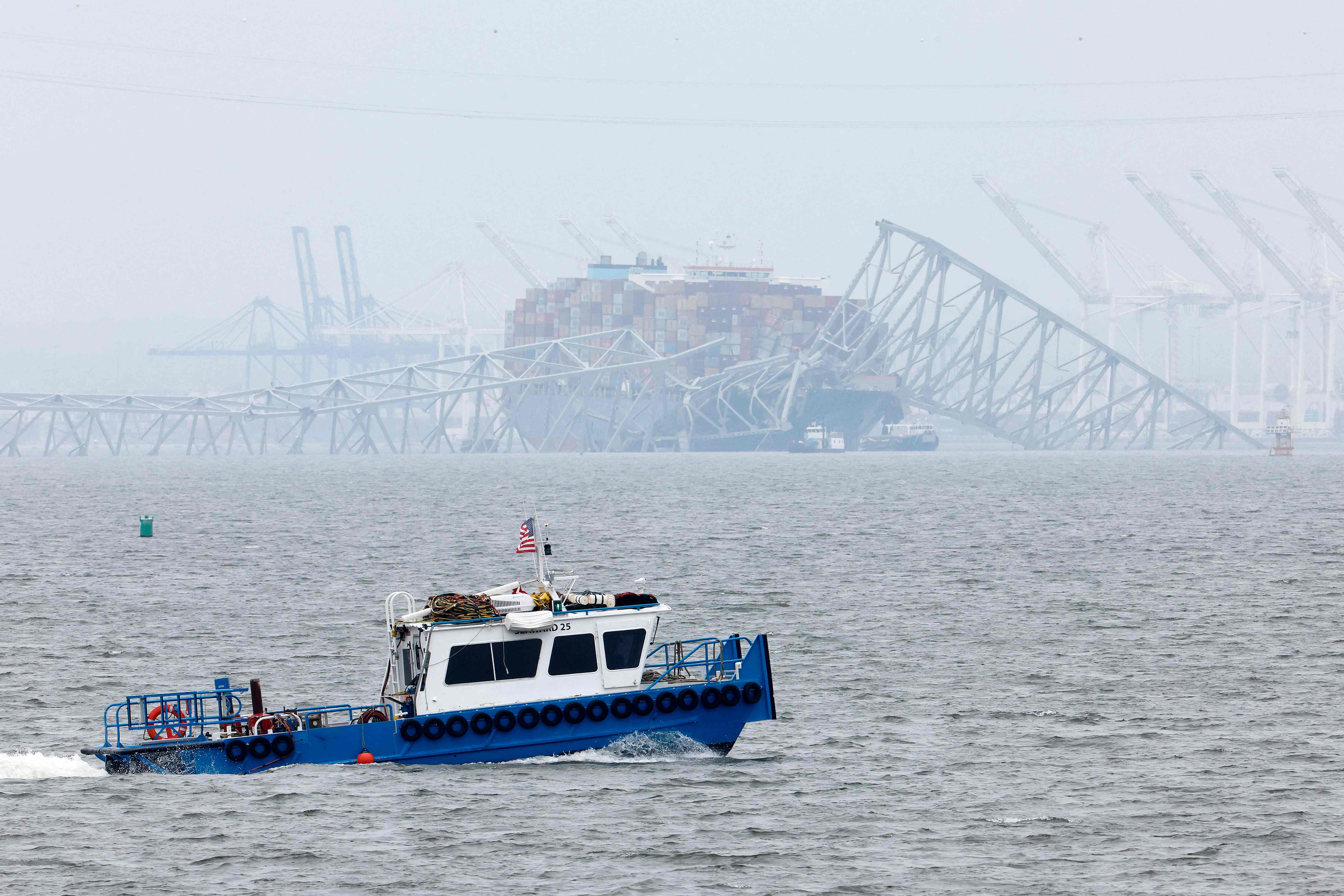 El carguero Dali descansa bajo los restos retorcidos del puente Francis Scott Key, destruido cuando el buque colisionó con él a principios de esta semana. (Foto Prensa Libre: AFP)