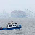 El carguero Dali descansa bajo los restos retorcidos del puente Francis Scott Key, destruido cuando el buque colisionó con él a principios de esta semana. (Foto Prensa Libre: AFP)
