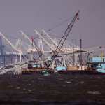 El puerto de Baltimore se ve al fondo mientras las grúas trabajan para limpiar los escombros. (Foto Prensa Libre: AFP)