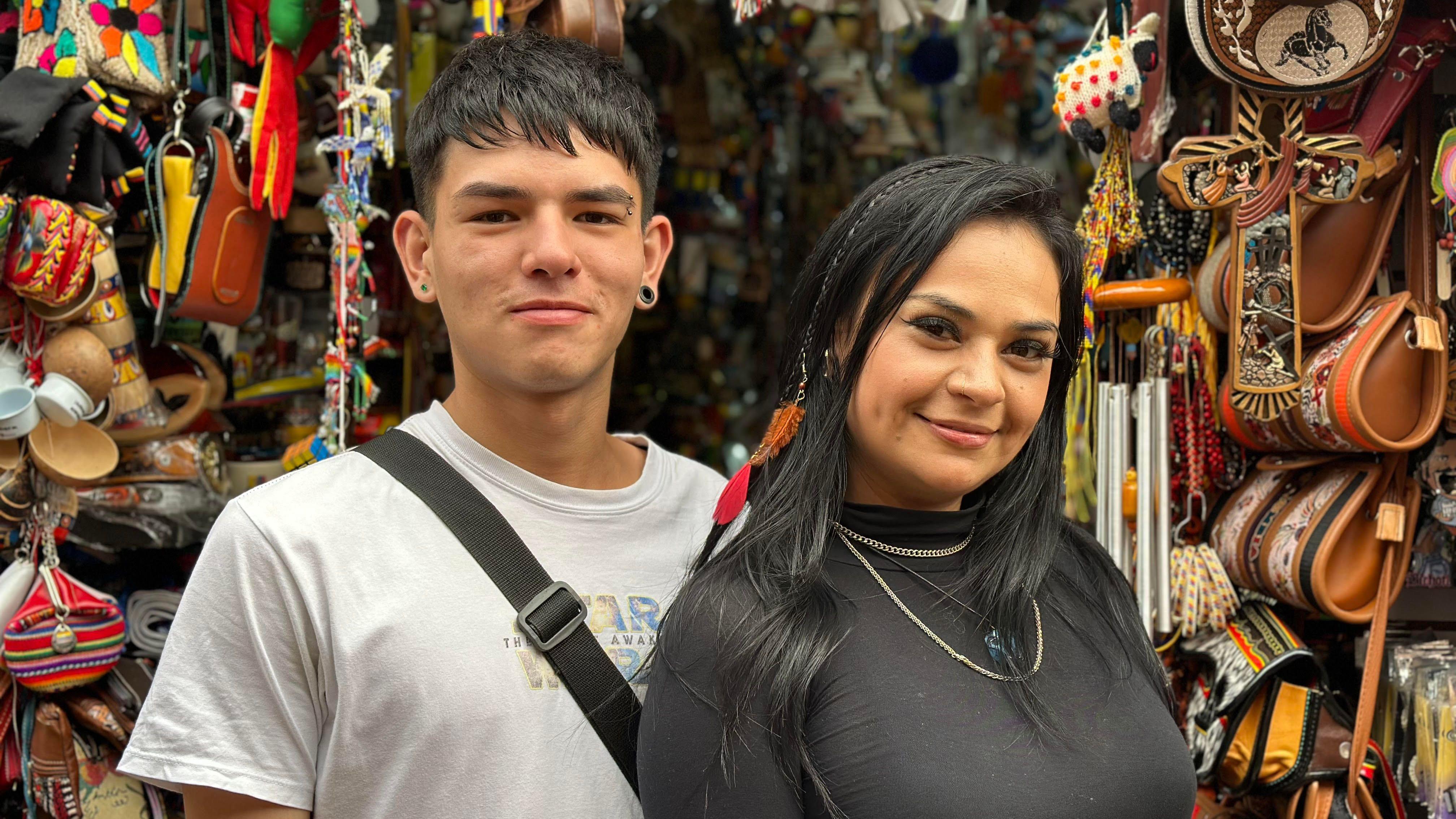 Los colombianos Santiago Rojas y Carolina Ocampo usan el 'qué pena con usted' a diario y "sin ser conscientes" en su negocio en el centro histórico de Bogotá.  JOSÉ CARLOS CUETO / BBC MUNDO