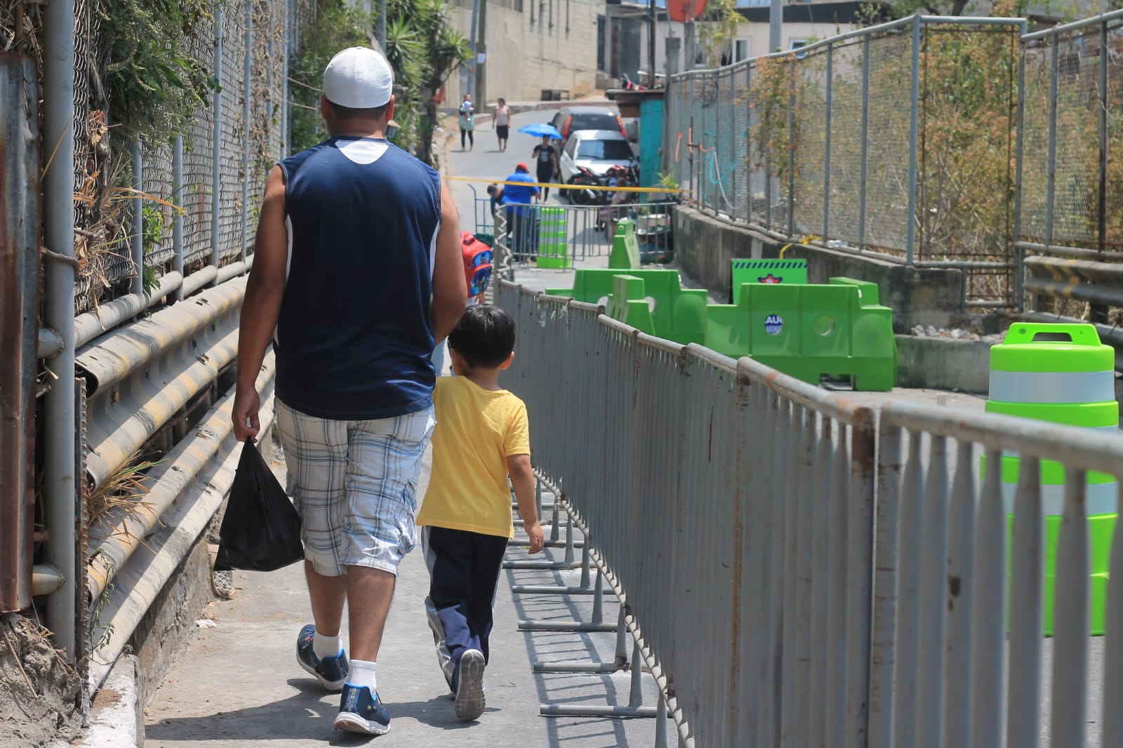 Socavón incomunica a 400 familias mientras Conred y comuna discrepan causas