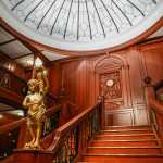 Una fotografía muestra una réplica de la Gran Escalera de la sección de primera clase del transatlántico Titanic. (Foto Prensa Libre: AFP)