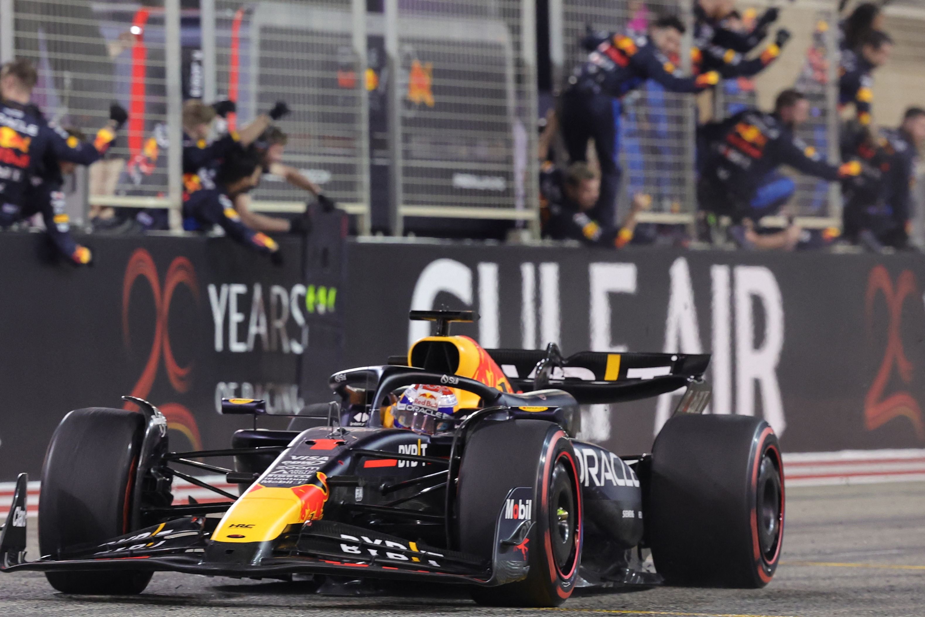 El auto de Max Verstappen en el momento en el que gana el GP de Baréin.