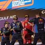 El primer clasificado de la carrera, Max Verstappen (Segundo Izquierda), junto a su compañero de Red Bull, y segundo clasificado Sergio Perez (Izq), al lado del tercer lugar, Carlos Sainz Jr (Sengundo Derecha) celebrando durante la ceremonioa del podio en el Gran Premio de Bahréin en la Fórmula 1. (Foto Prensa Libre: AFP)