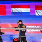 El piloto neerlandés de Red Bull, Max Verstappen, celebra su victoria en el GP de Arabi Saudita, rociando de champagne a su compañero de equipo, el mexicano, Sergio Perez, compartiendo podio con el monegasco, Charles Leclerc (der). (Foto Prensa Libre: AFP)