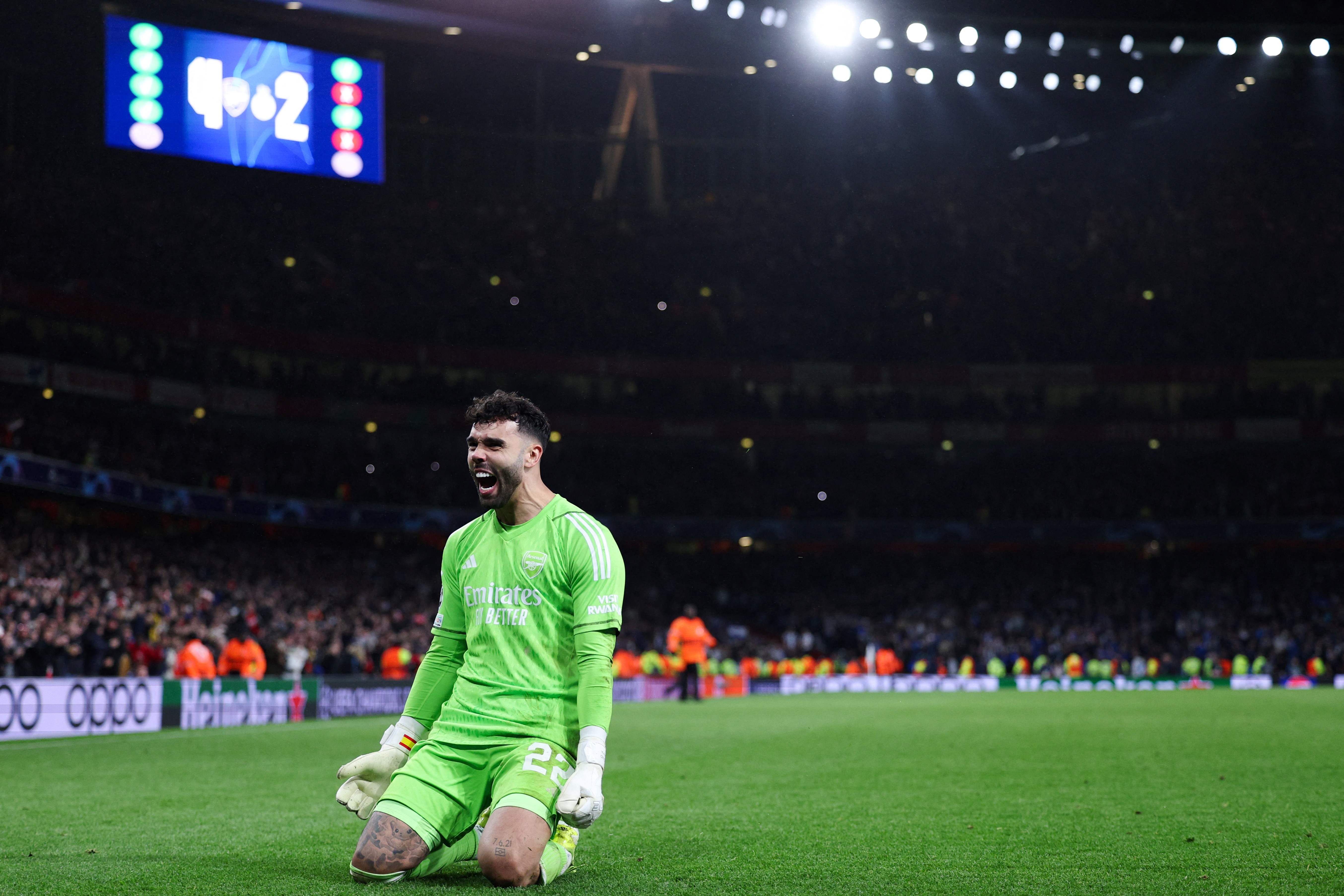 David Raya, portero español del Arsenal, celebra la clasificación a cuartos de final de la Champions League.