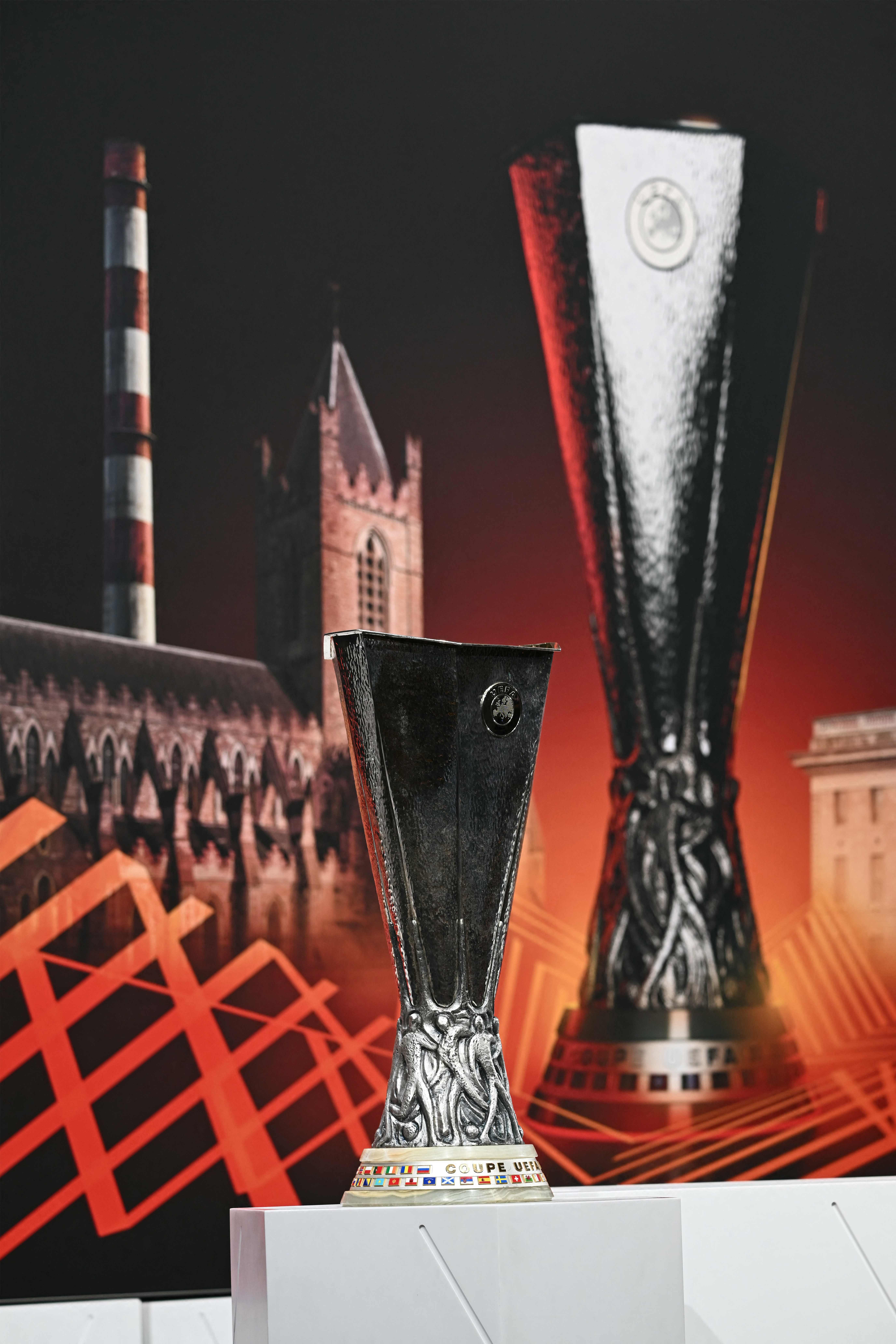 El trofeo de la Europa League en la sede del sorteo de los cuartos de final de este 15 de marzo.