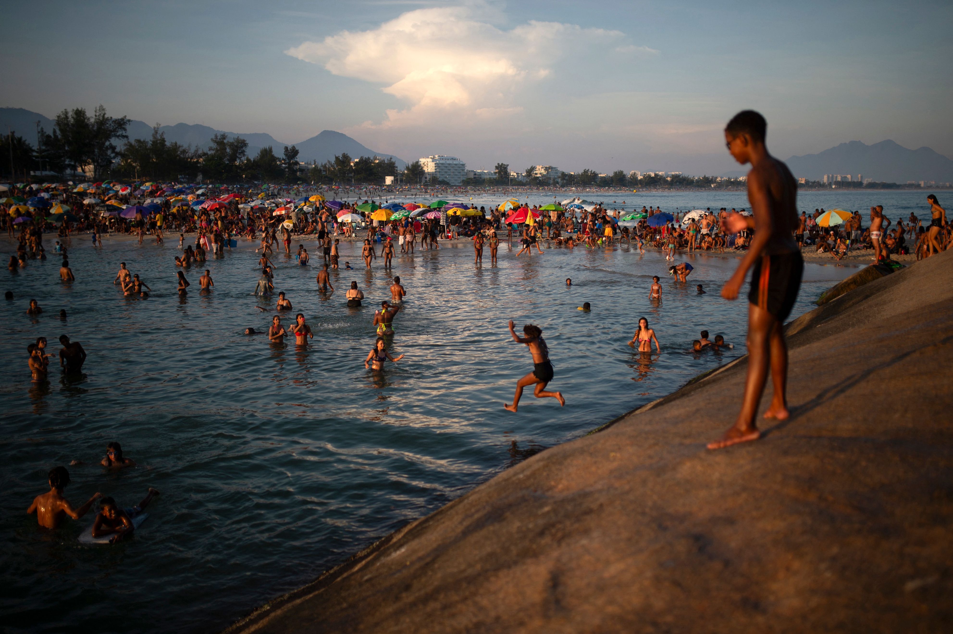Una nueva ola de calor azota Brasil con temperaturas récord que llevaron a los residentes de Río de Janeiro y Sao Paulo a invadir las playas. (Foto Prensa Libre: TERCIO TEIXEIRA / AFP)