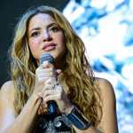 La cantante colombiana Shakira posa en la alfombra del evento de lanzamiento de su último álbum de estudio este jueves en la noche, en el Hard Rock Hotel en Hollywood, en las afueras de Miami, Florida (EE.UU.).   (Foto Prensa Libre:  EFE)