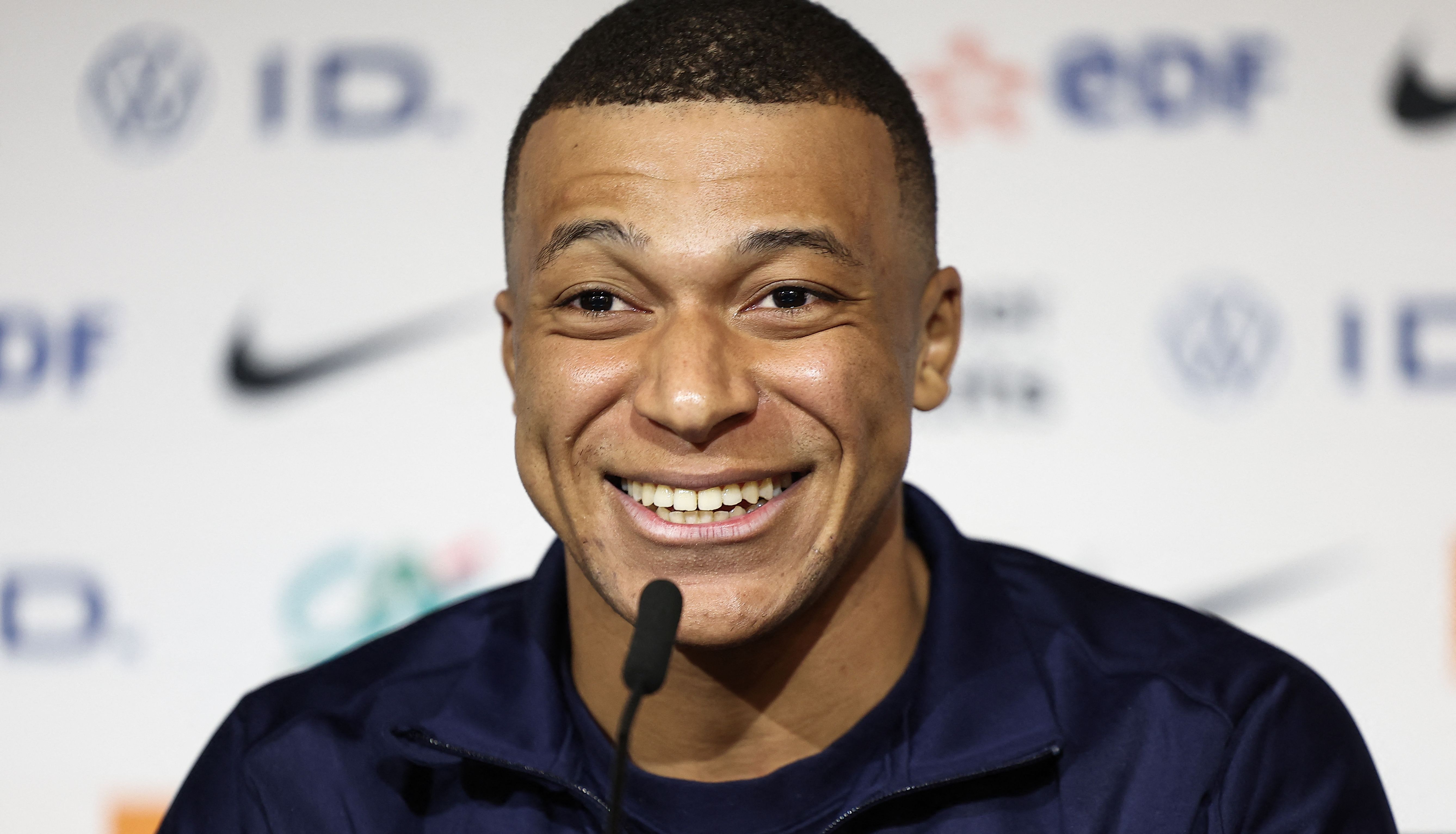 Mbappé sonríe en una conferencia de prensa con la Selección de Francia.