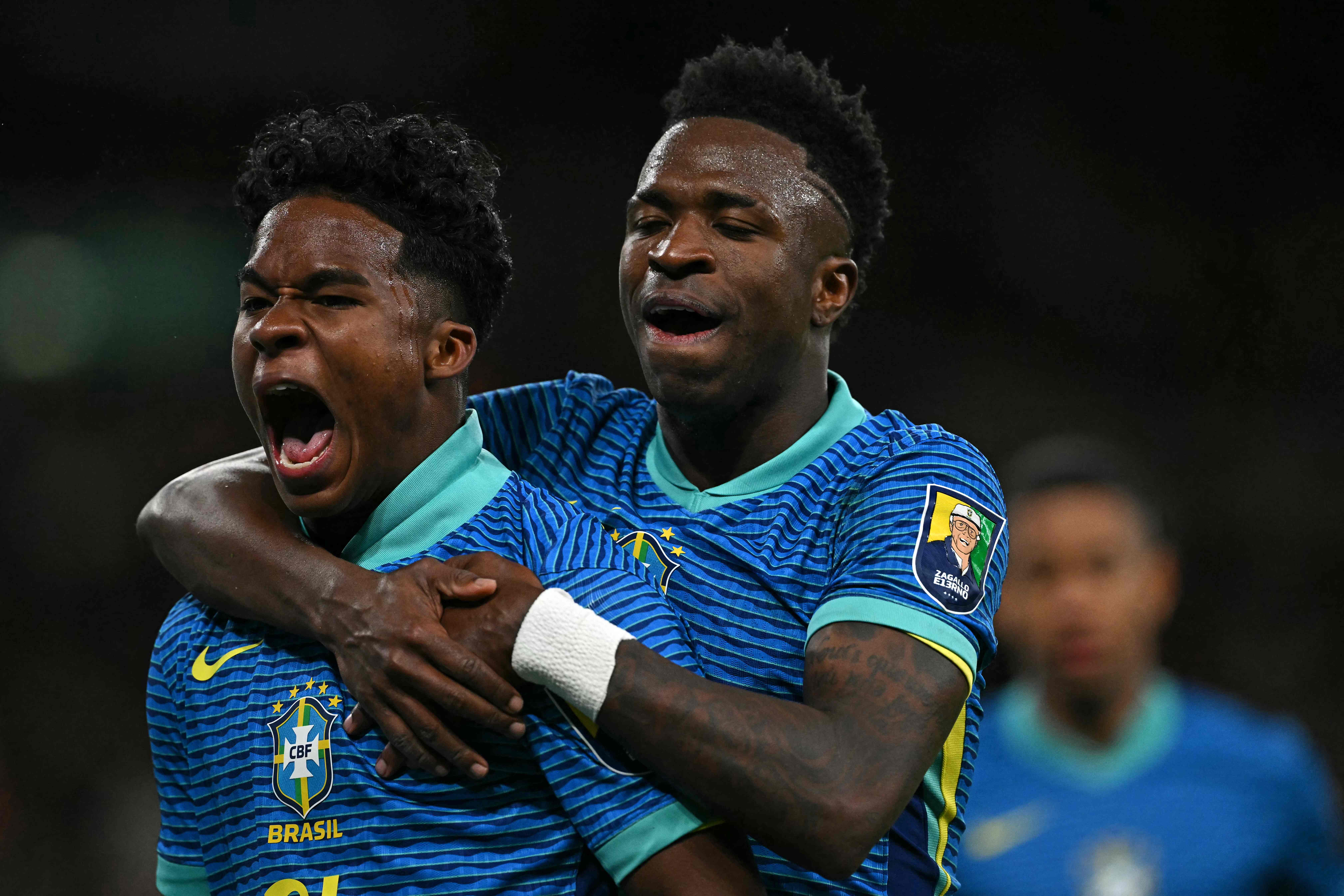 Los jugadores de Brasil, Endrick y Vinicius Jr, festejan el único gol ante Inglaterra en el estadio de Wembley. (Foto Prensa Libre: AFP) 