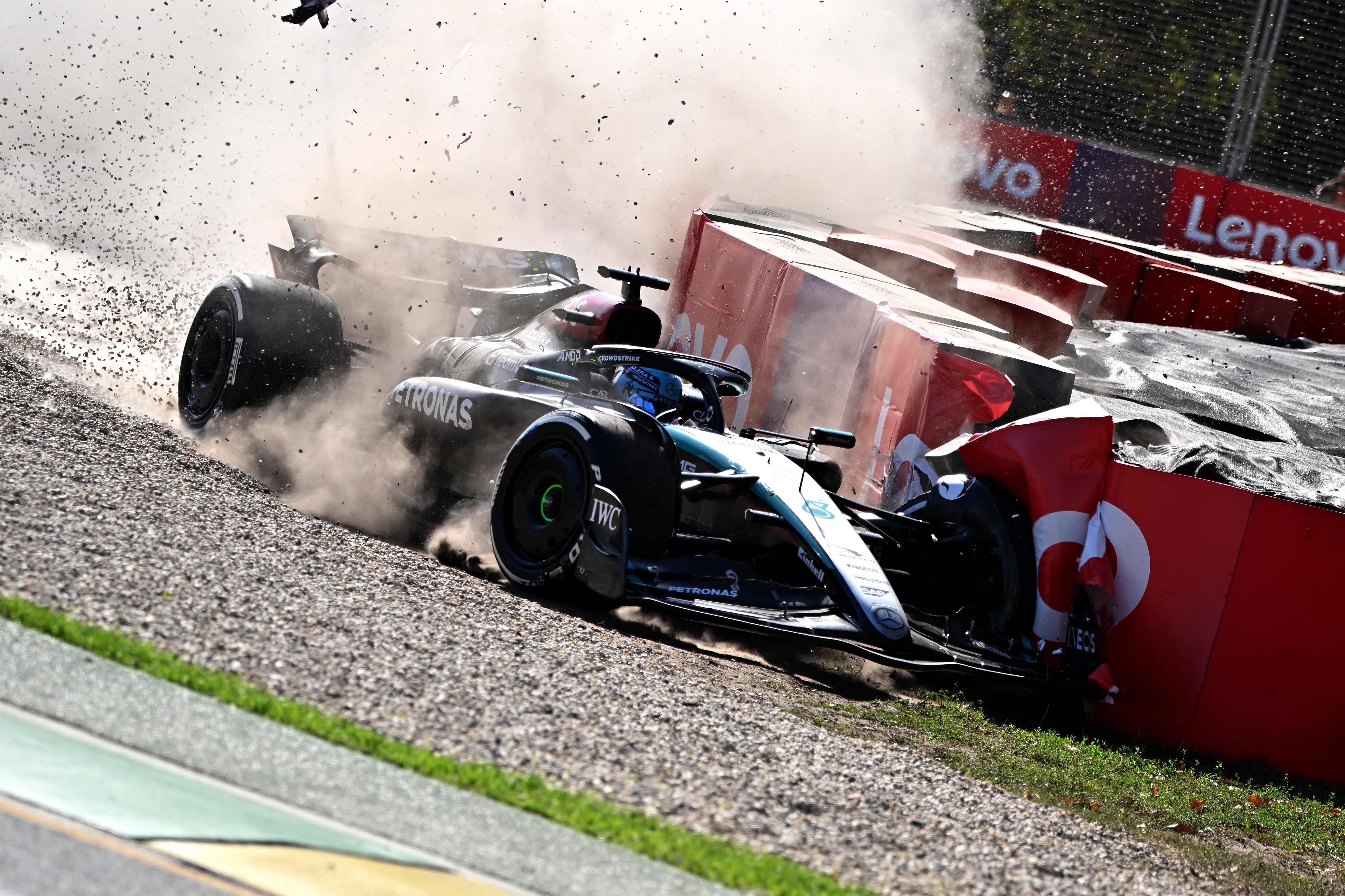 El piloto de Mercedes, George Russell, derrapa tras chocar en la pista del Gran Premio de Australia en el Circuito de Albert Park. (Foto Prensa Libre: AFP)