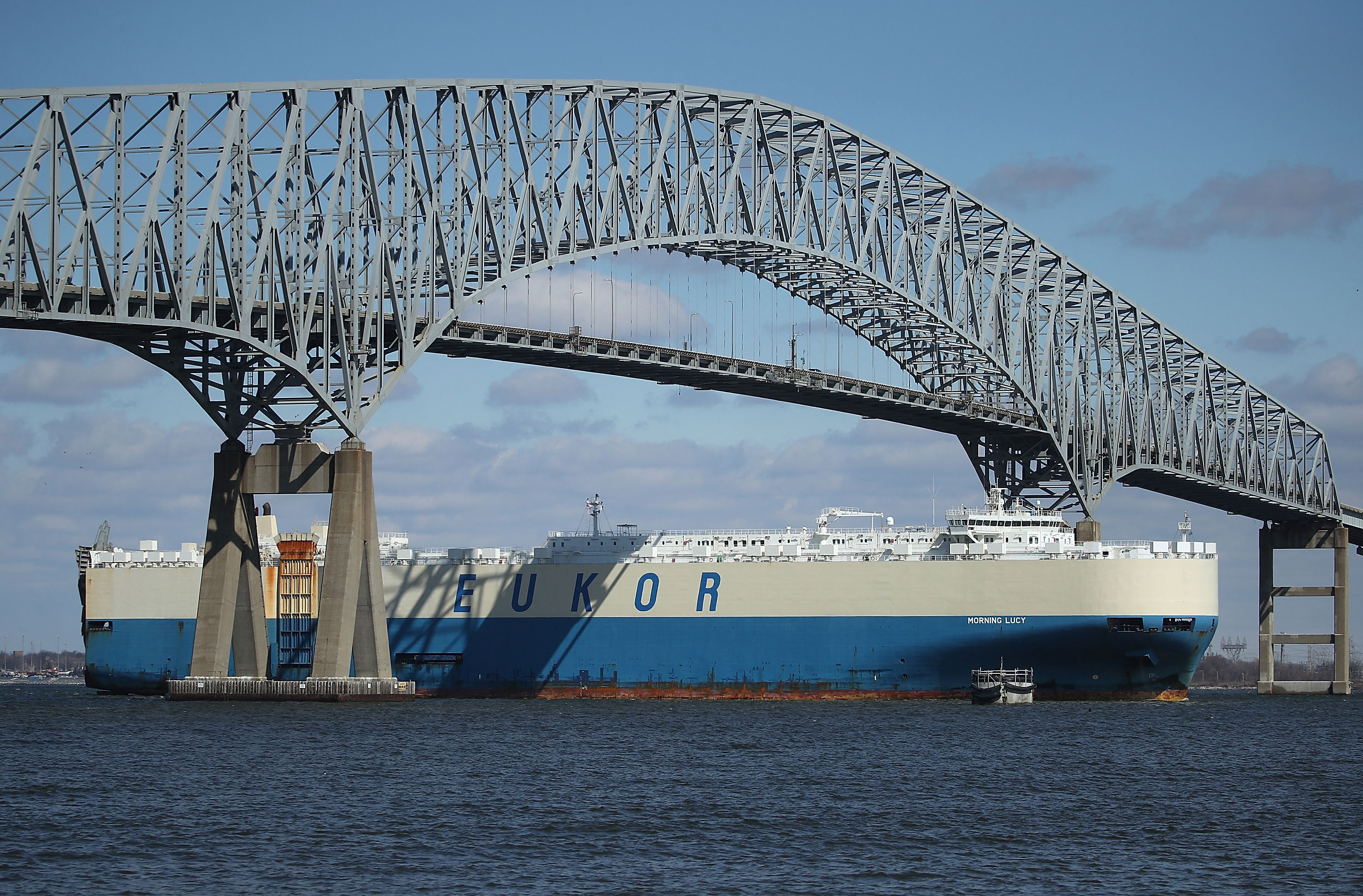  El puente Francis Scott Key en la ciudad estadounidense de Baltimore se derrumbó a principios del 26 de marzo de 2024 después de que un gran barco chocó contra él, informaron medios estadounidenses, citando un video del incidente.  (Foto Prensa Libre: AFP)