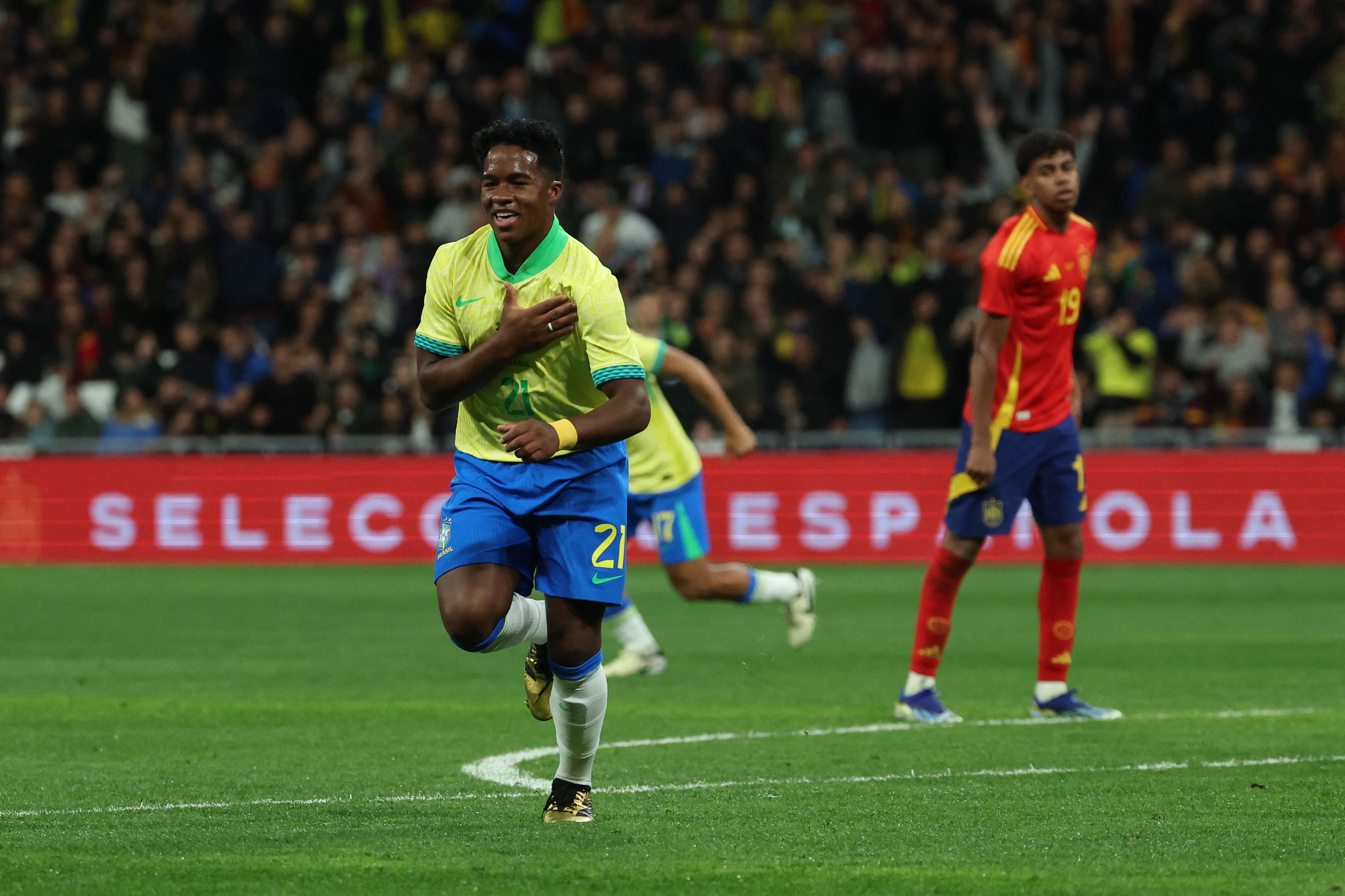 Endrick celebra su segundo gol con la Selección de Brasil, mismo que consiguió en el empate 3-3 ante España.