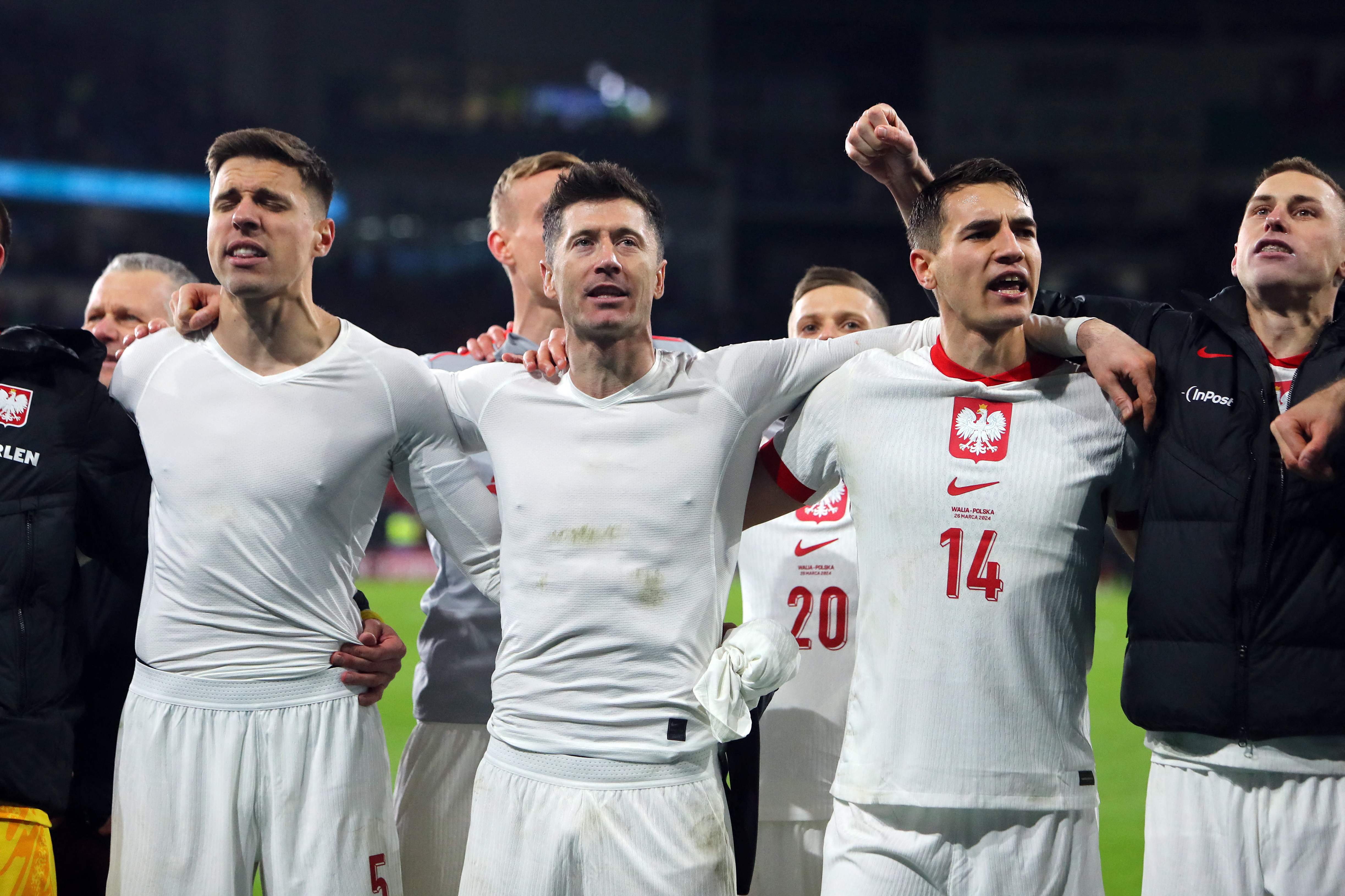 El delantero polaco Robert Lewandowski celebra su victoria en la tanda de penaltis ante Gales.