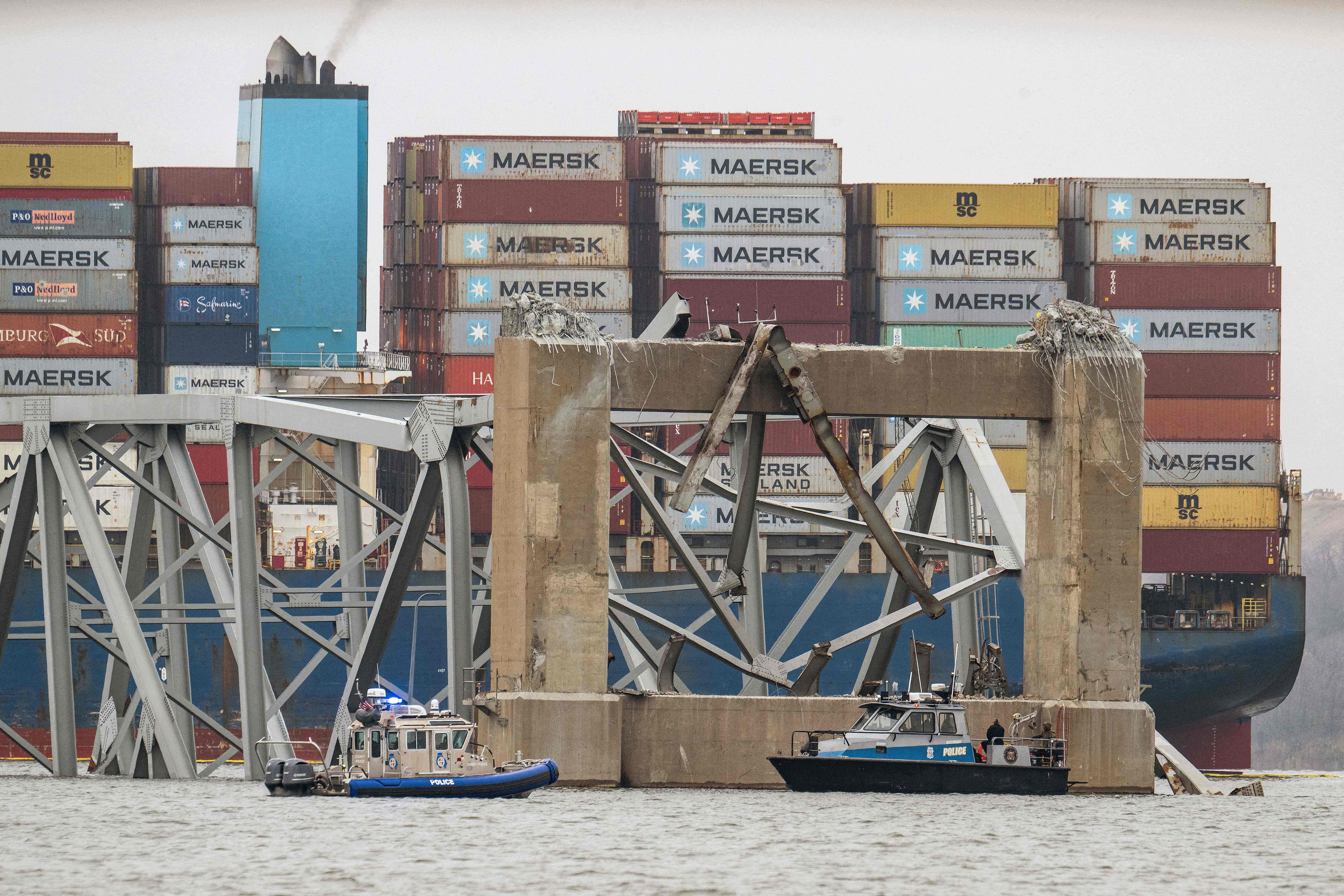 El puente Francis Scott Key colapsado se encuentra encima del buque portacontenedores Dali en Baltimore. Foto (Prensa Libre: AFP)